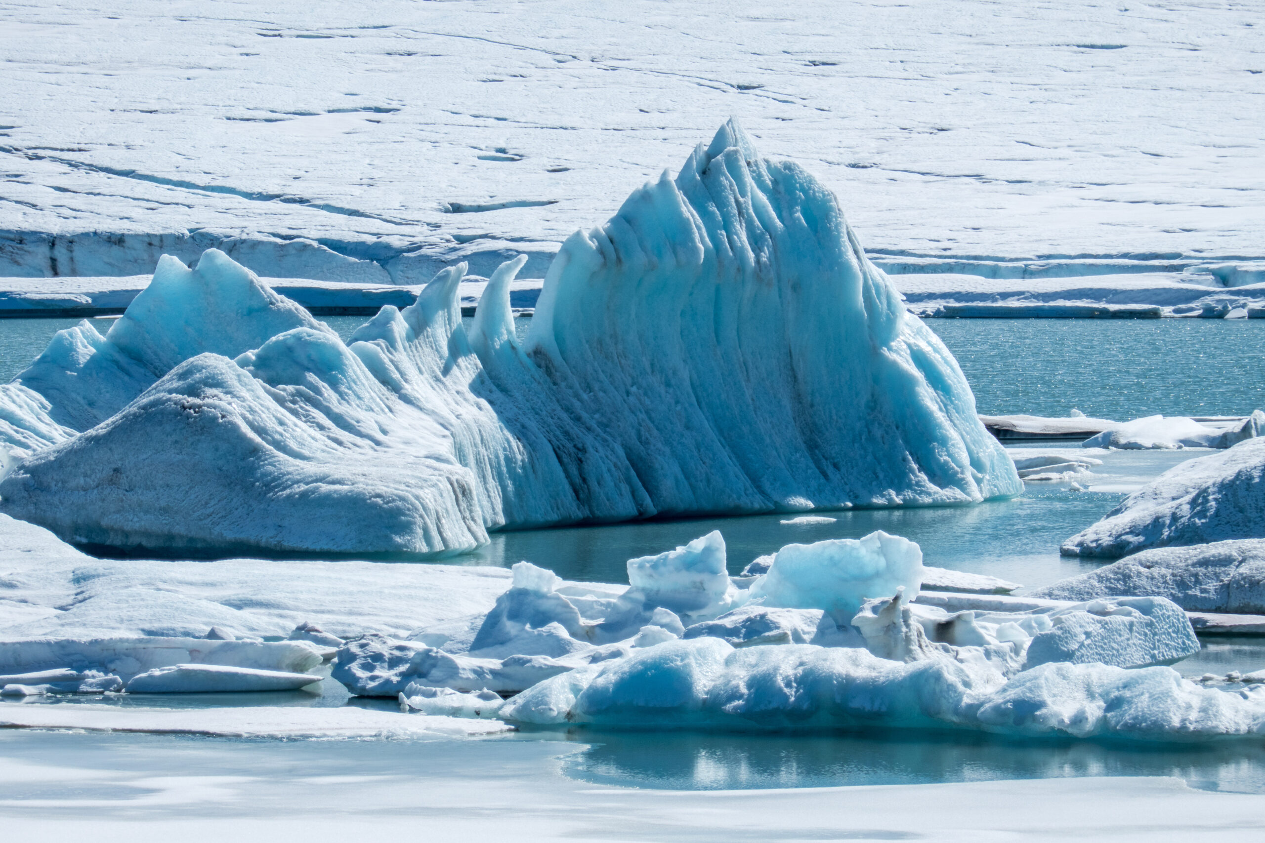 IJsberg in het meer voor de Ramnabergbreen, augustus 2020.