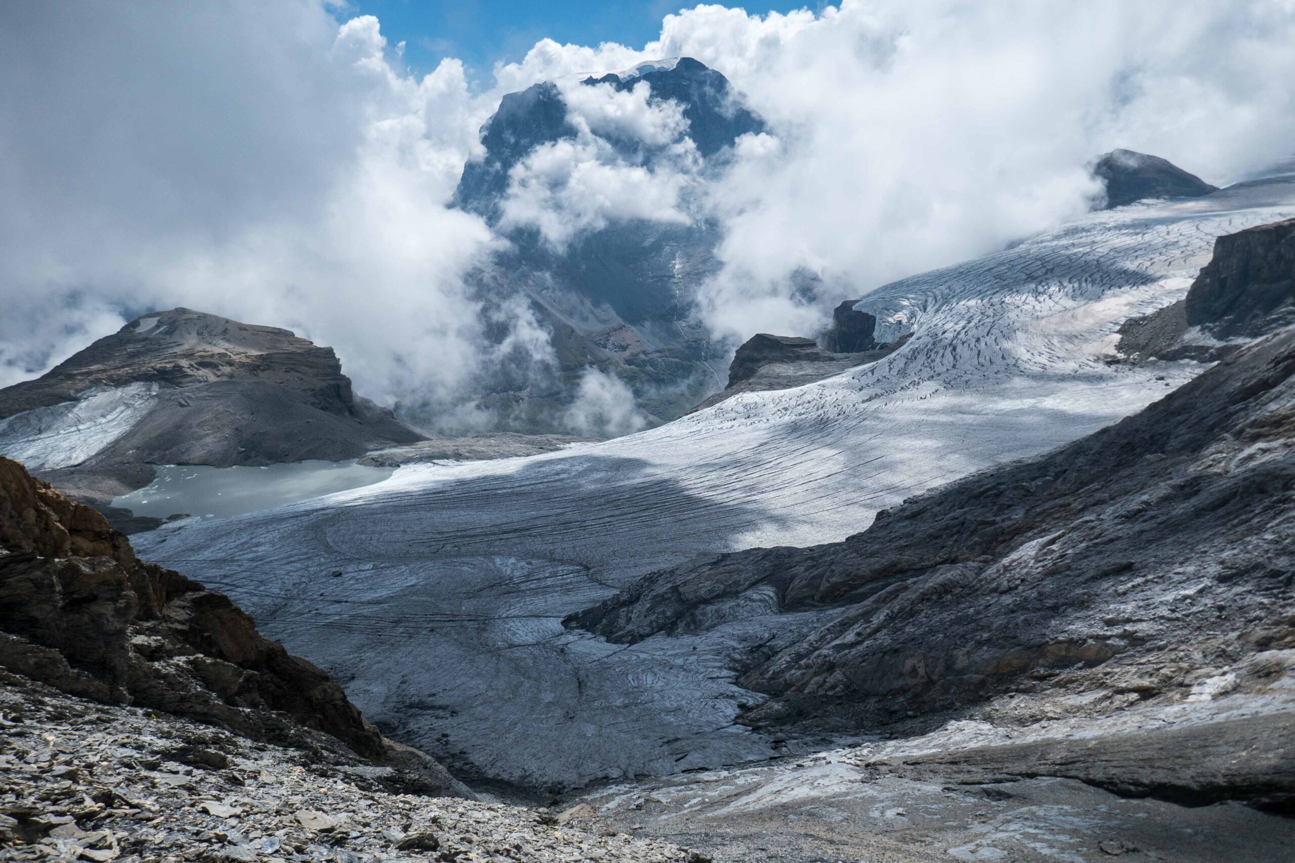 Begin augustus 2022 is de Claridenfirn geheel sneeuwvrij.