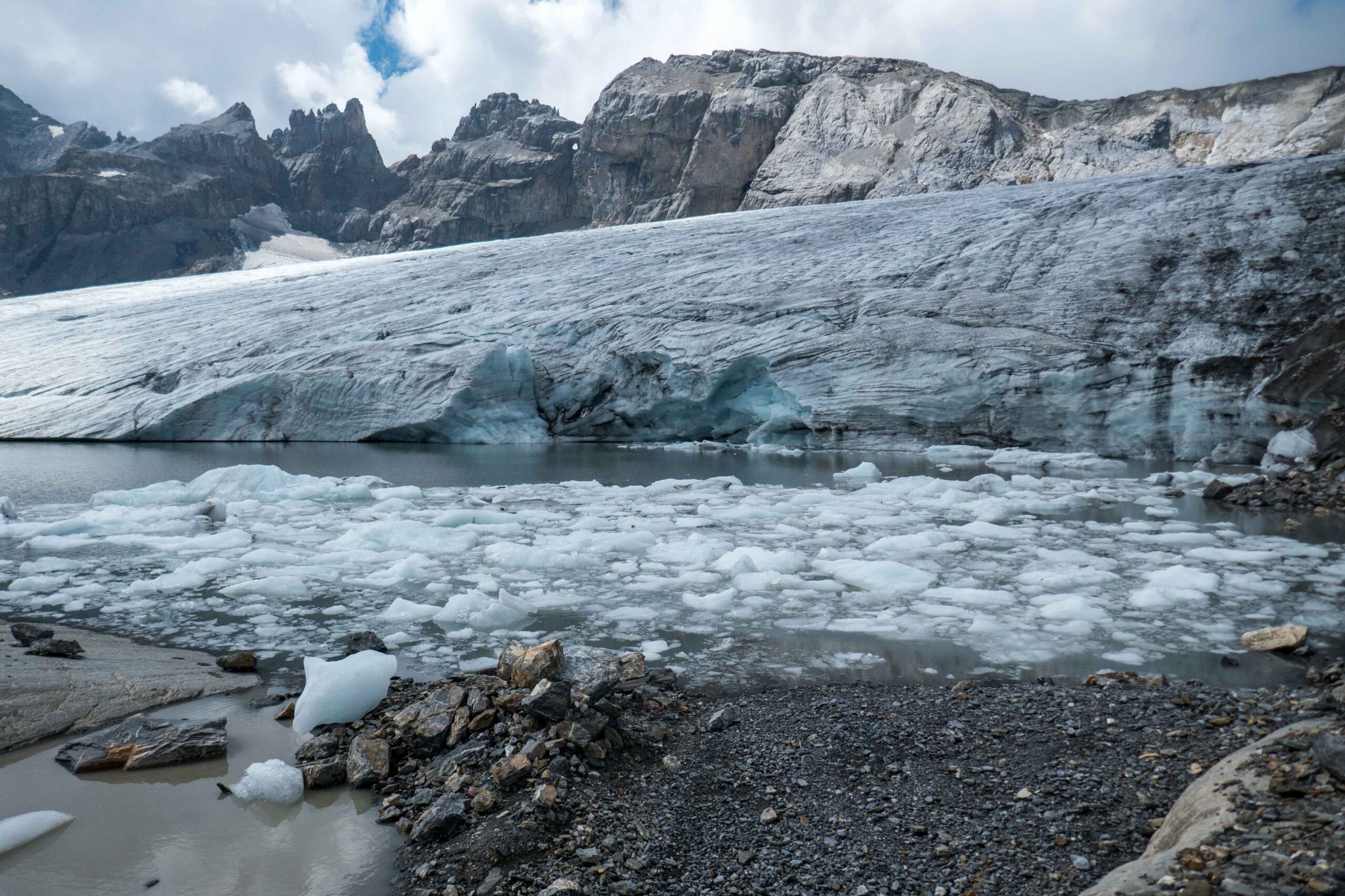 Onder het lagere deel van de Claridenfirn is een meer met ijsbergjes ontstaan, oktober 2022.