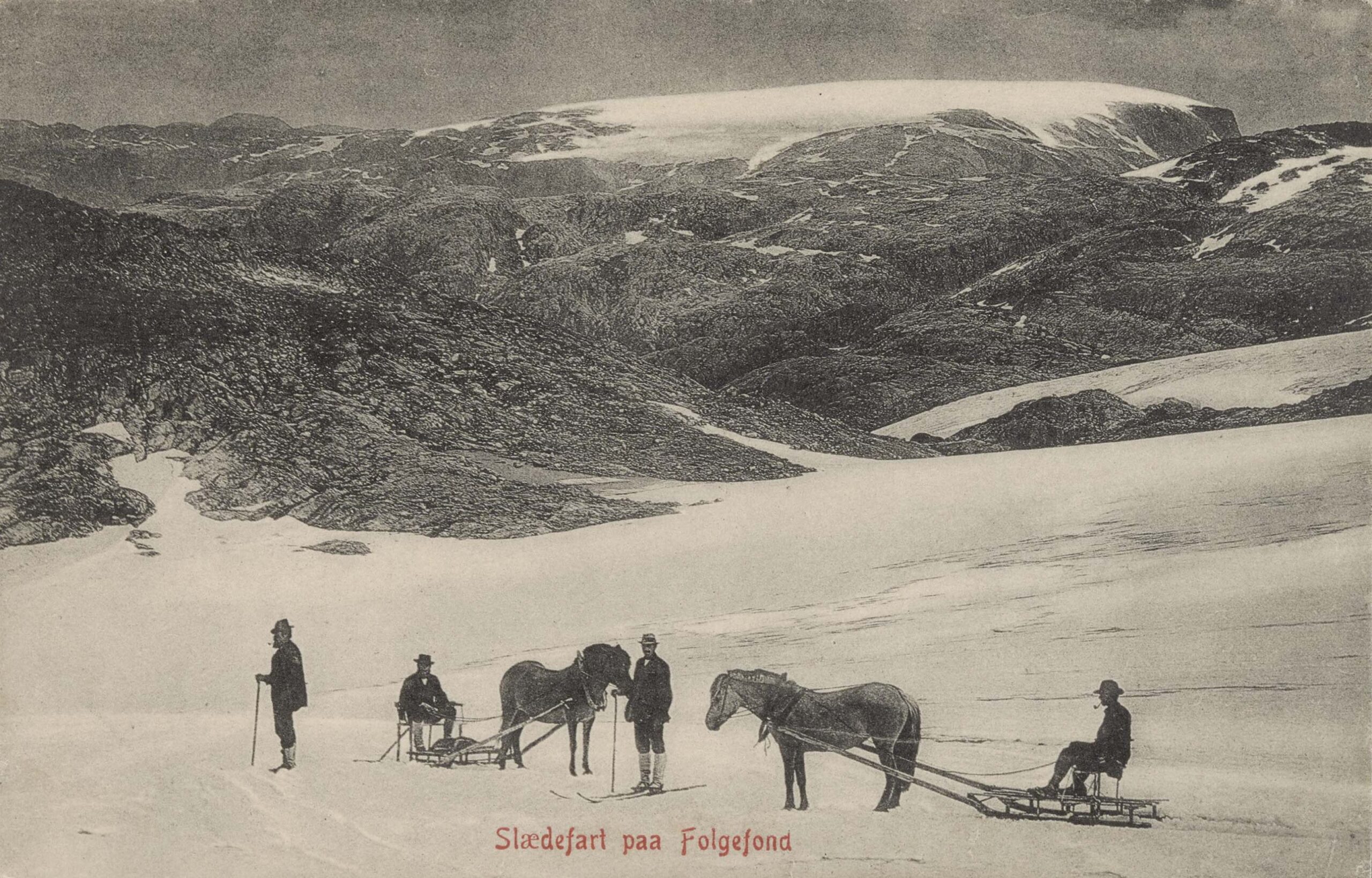 Slederit over Folgefonna, circa 1900-1910. Bron: Nationale Bibliotheek Noorwegen, documentnummer AE2000082914_0007.