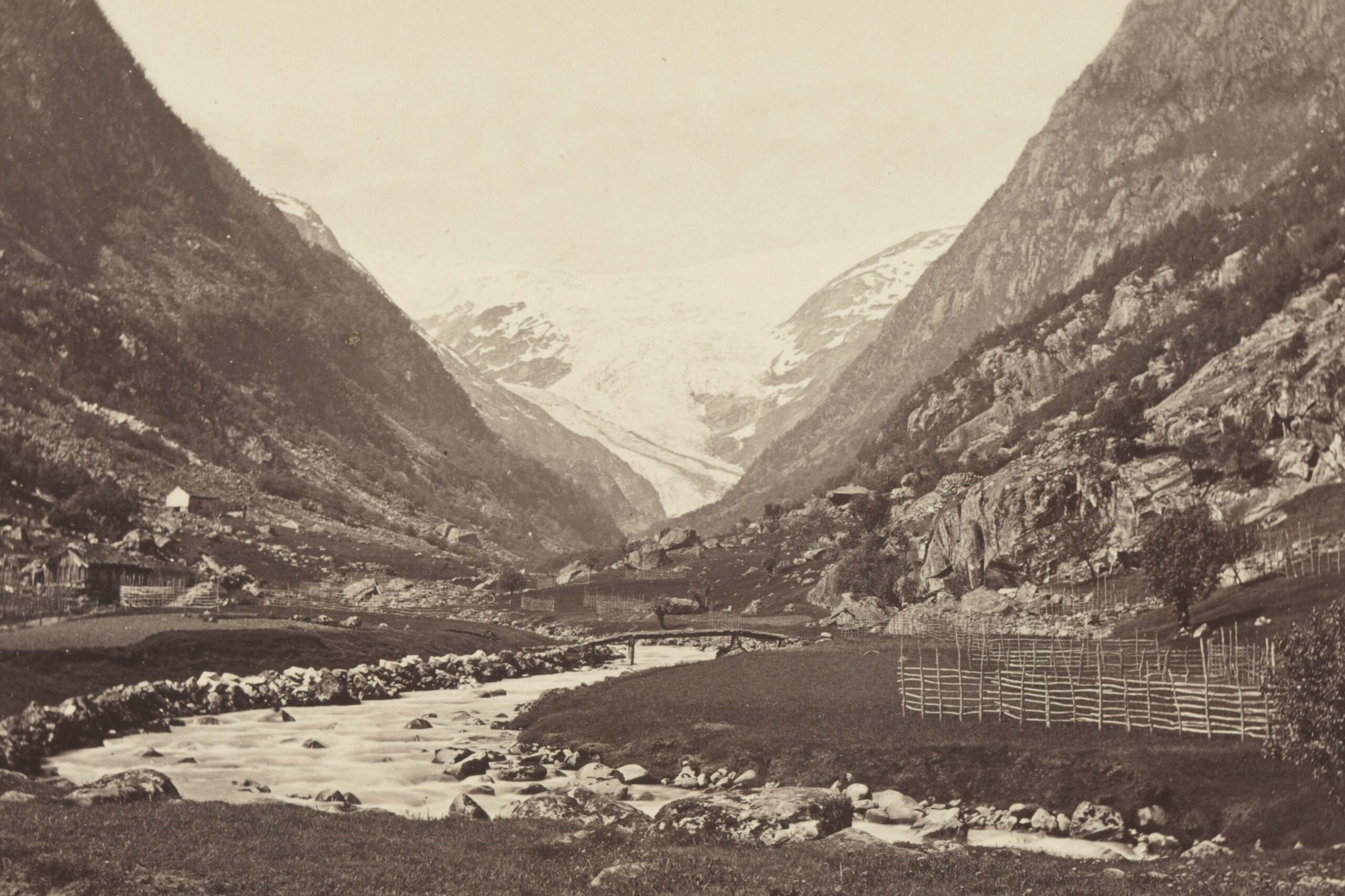 Buerbreen vanuit Jordal zoals door Knud Knudsen gezien (links) en in 2021 (rechts). Bron: Nationale Bibliotheek Noorwegen.