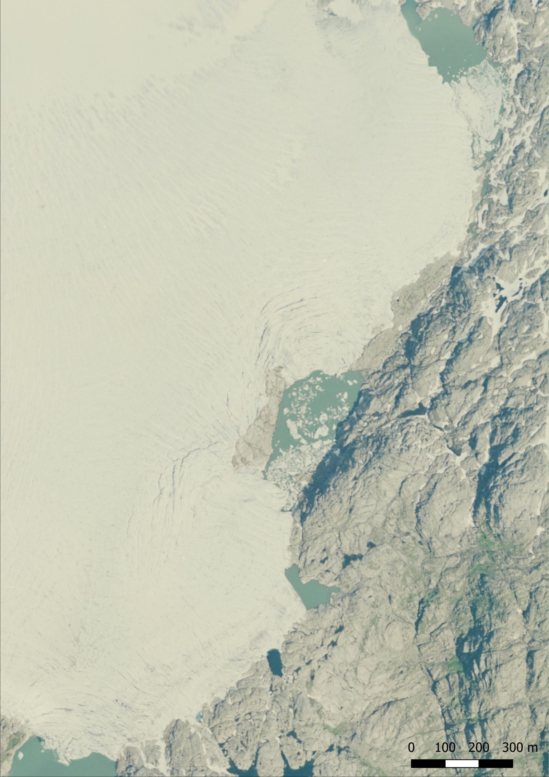 De meren worden tussen 2006 (links) en 2019 groter ten koste van de Blomstølskardsbreen. Bron: norgeibilder.no.