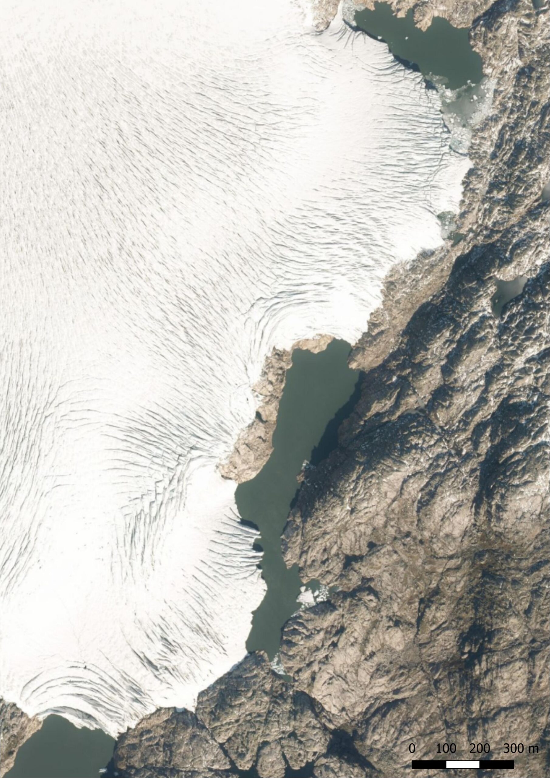De meren worden tussen 2006 (links) en 2019 groter ten koste van de Blomstølskardsbreen. Bron: norgeibilder.no.