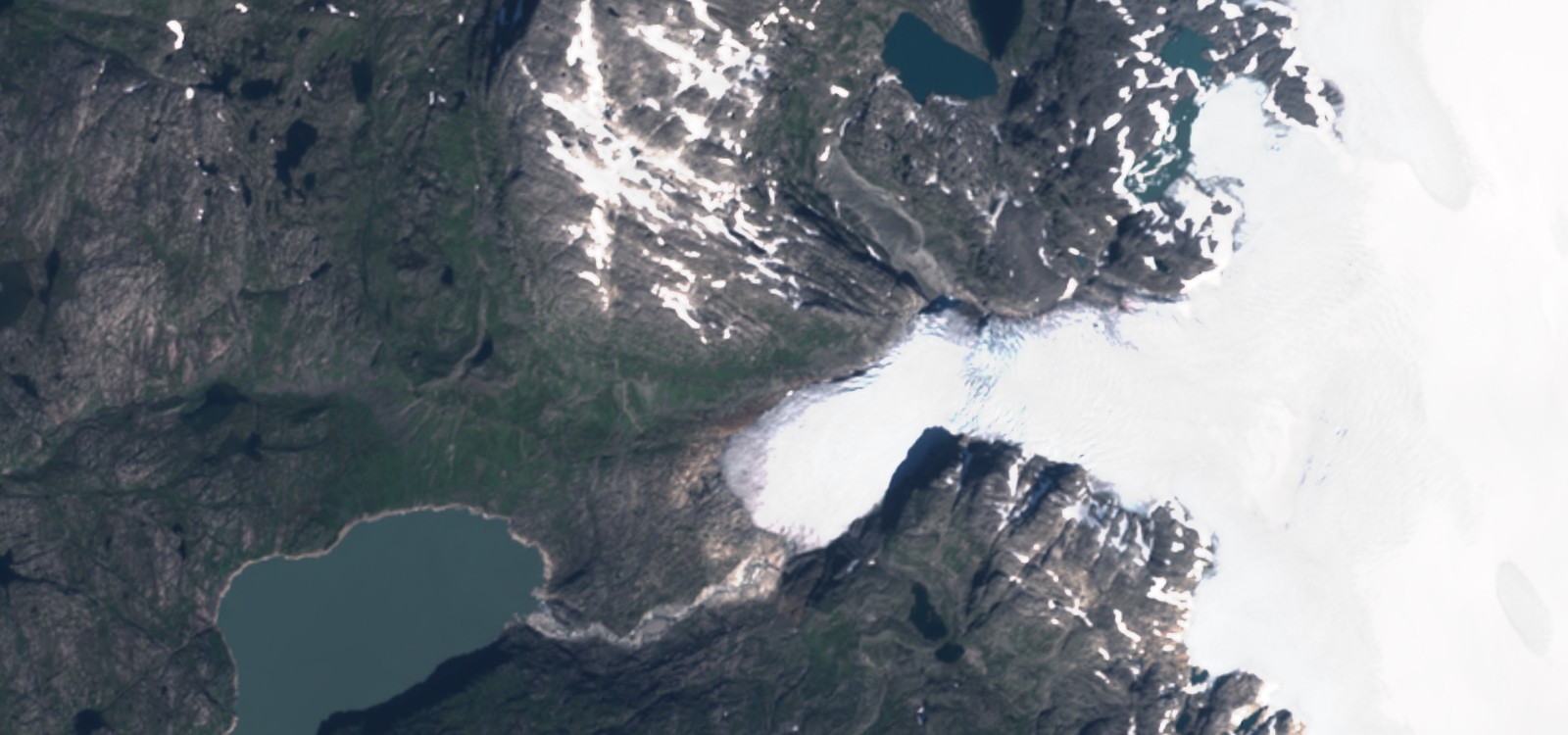 Satellietbeeld van Rembesdalskåka op 28 augustus 2022 (links). Vijf dagen later (rechts) is het meer aan de bovenkant leeggestroomd en het stuwmeer links voller.