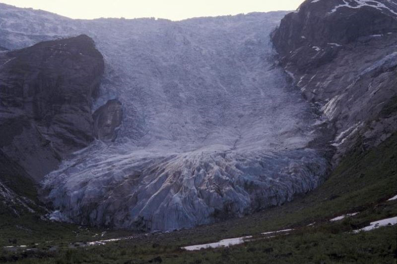 Bergsetbreen in 1996 (links) en 2020. Bron: glacier.nve.no, fotograaf Hallgeir Elvehøy.