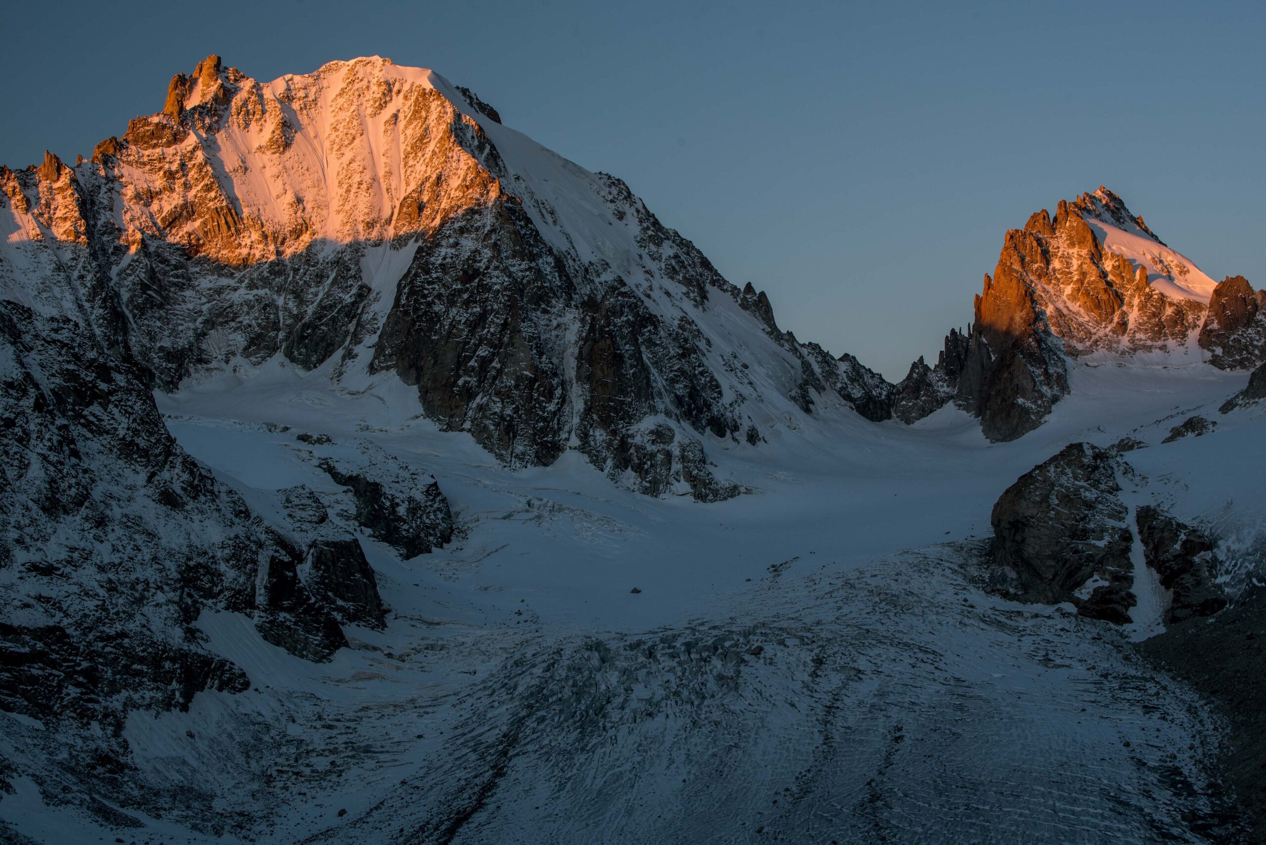 Aiguille d’Argentière (links) en Aiguille du Chardonnet bij zonsopkomst, oktober 2021.