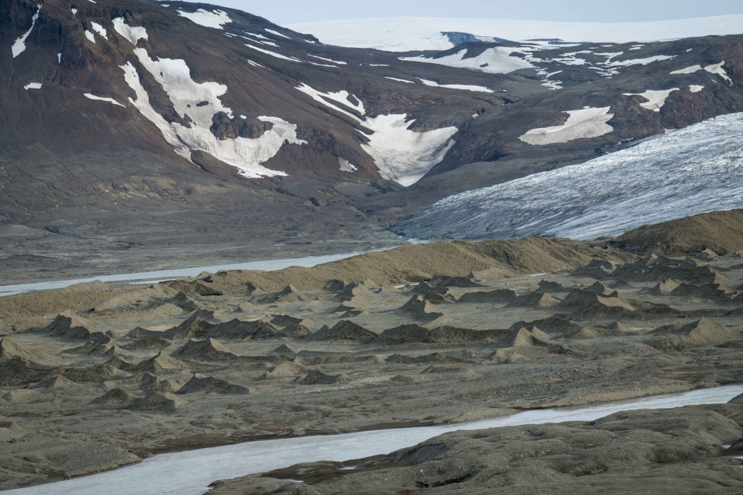 Geperste crevasseruggen in het voorland van de Eyjabakkajökull, juni 2023.