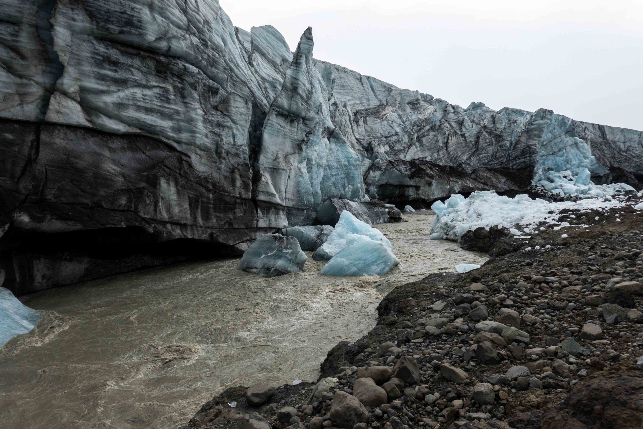 Smeltwaterrivier onderlangs de westelijke rand van de Eyjabakkajökull, juni 2023.