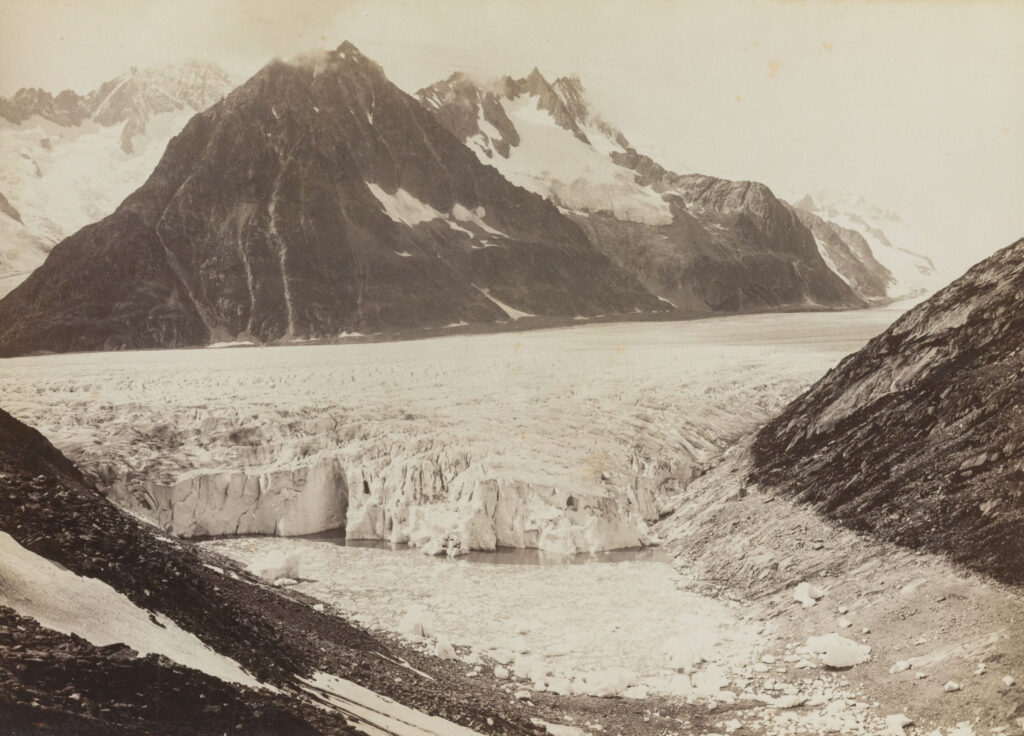 De Märjelensee in 1897. De scherpe rand op de helling markeert het maximale waterpeil. Fotograaf: Universiteit Lausanne, collectie ETH Zürich foto Hs_1458-GK-B005-1897-0001.