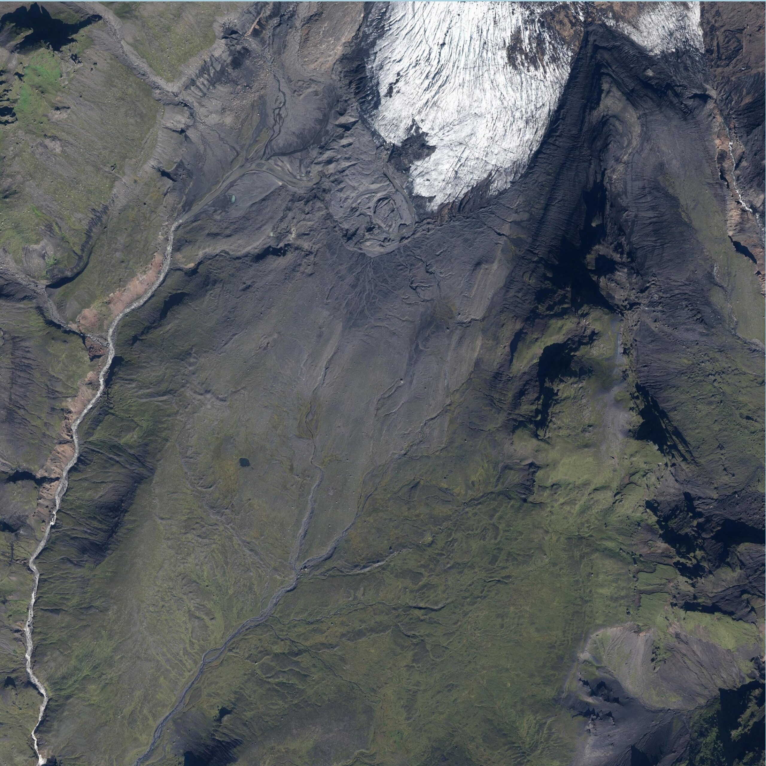 Mosakambsjökull in 1977 (links) en 2020. Bron: Landmalingar Island en Loftmyndir ehf.