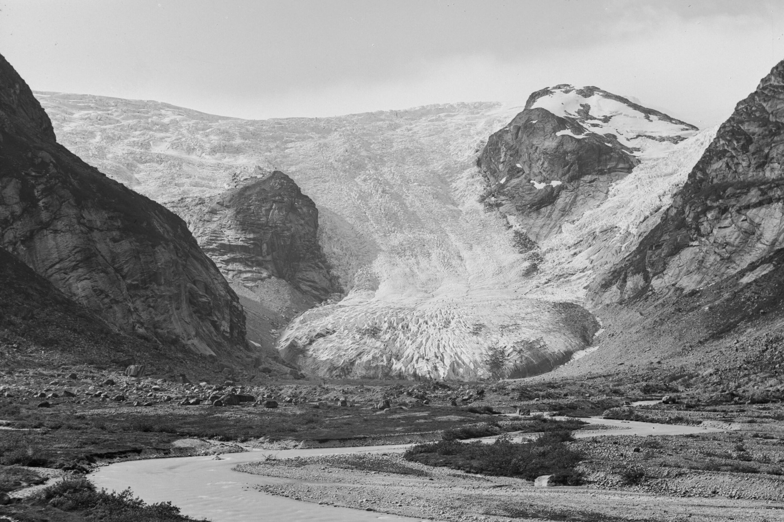 Bergsetbreen in 1907 en 2020. Bron: Universiteitsbibliotheek Bergen, fotograaf John Bernhard Rekstad.