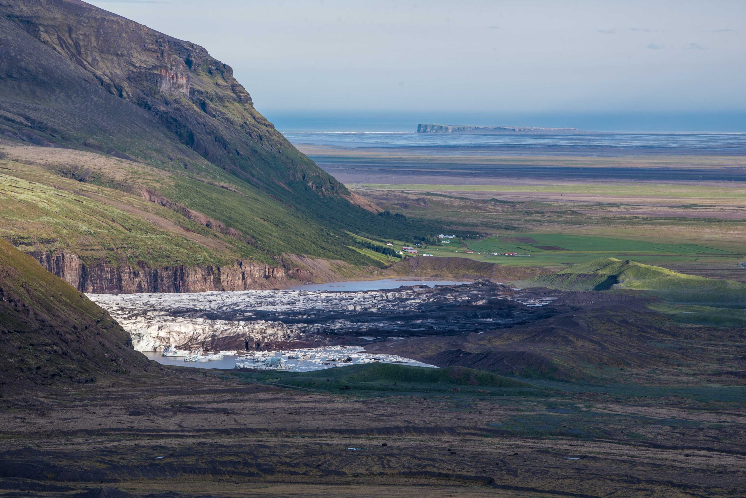 De Svínafellsjökull drijft naar z’n morene toe, met direct erachter het gehucht Svínafell.