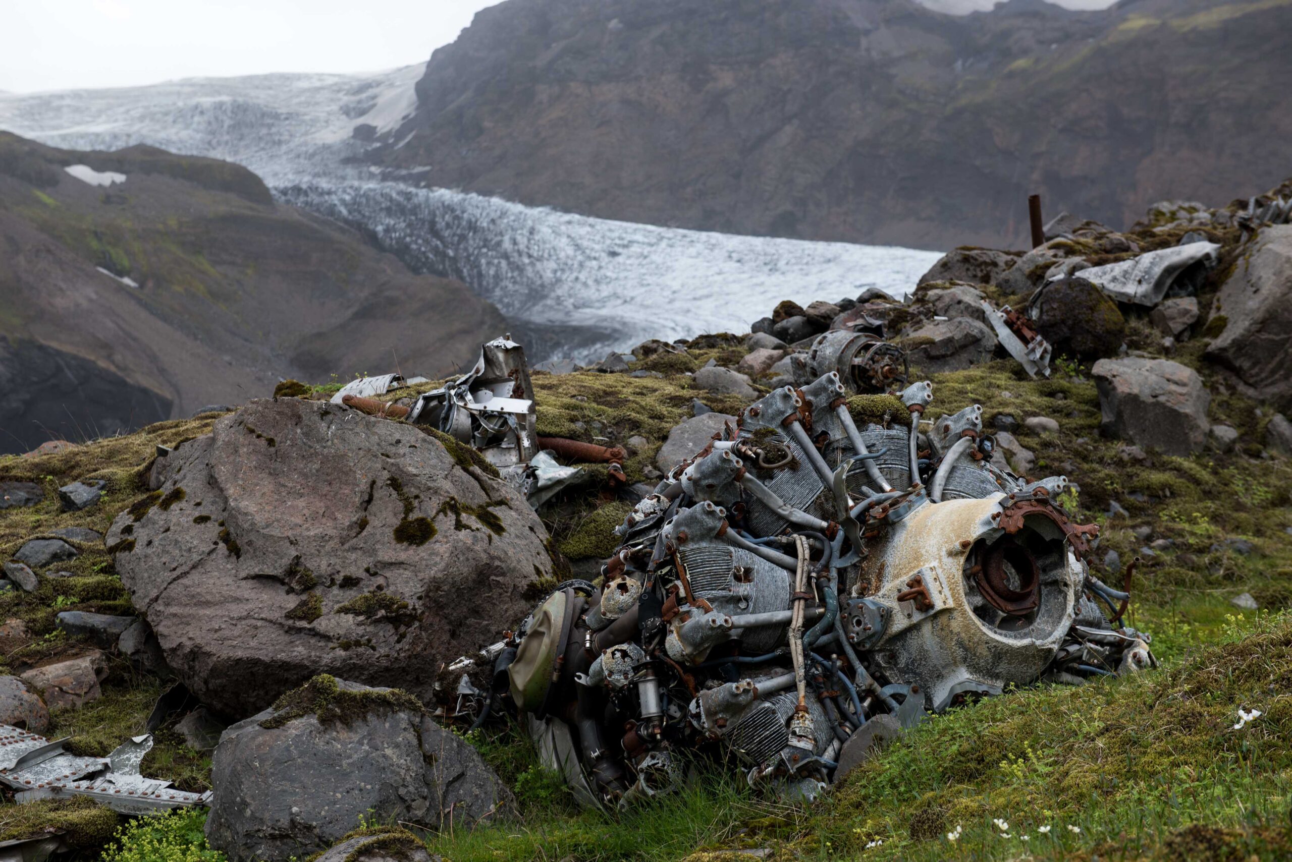Motor van het vliegtuig op de morene, met de Mosakambsjökull op de achtergrond.