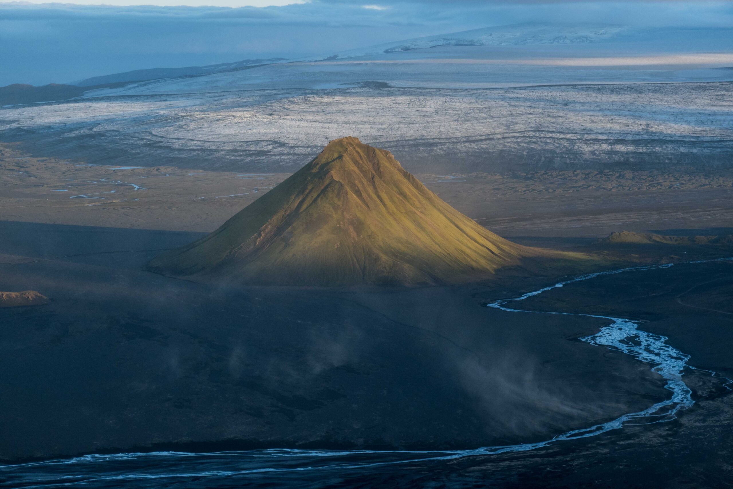 Mælifell gezien vanaf de berg Strútur, juli 2023. Sléttjökull op de achtergrond.