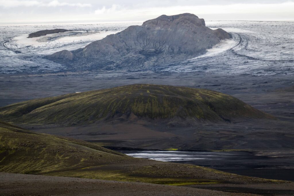 Een onbegroeide berg smelt uit de Sléttjökull, juli 2023.