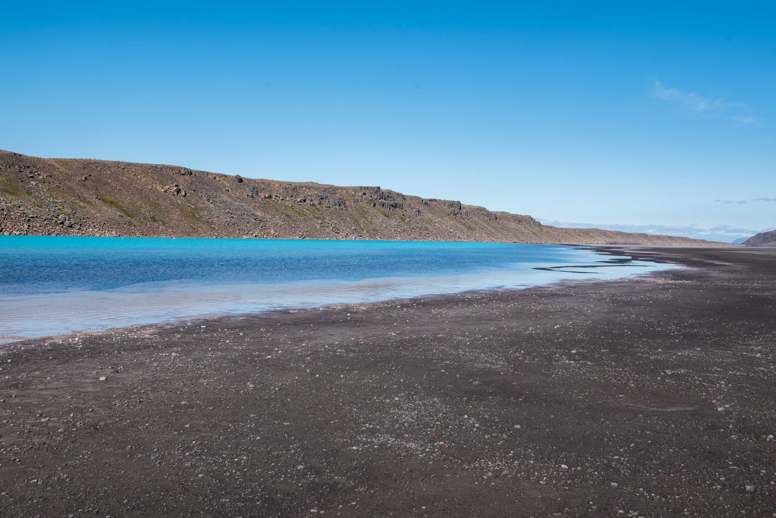 Meer met smeltwater van de Þorisjökull, juli 2023. De oever bestaat uit drijfzand.