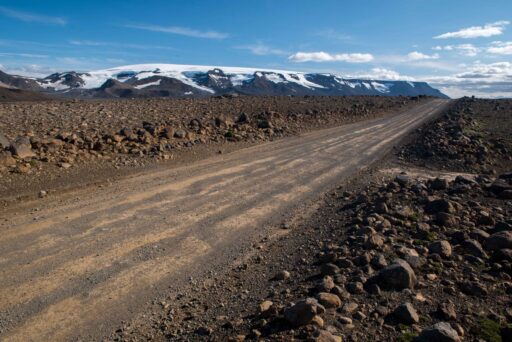 Kaldadalsvegur (weg F550) met op de achtergrond de Þorisjökull, juli 2023.