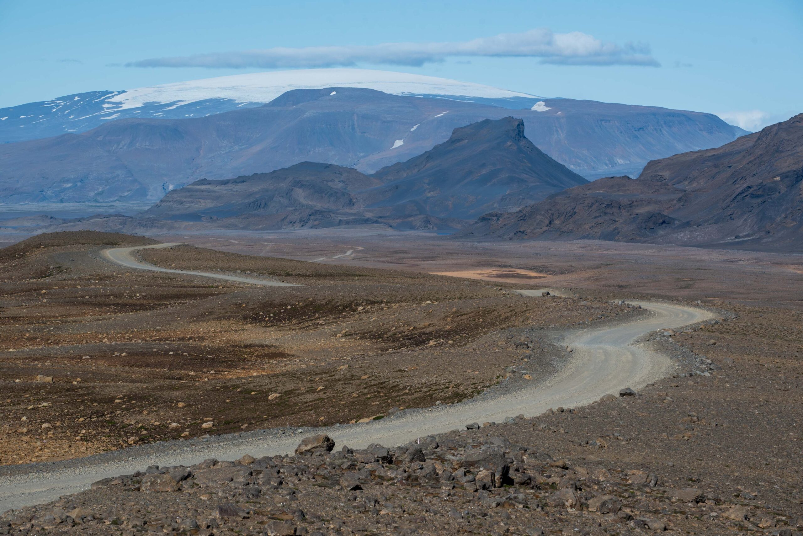 Eiríksjökull met de slingerende Kjalvegur (F35) op de voorgrond, juli 2023.