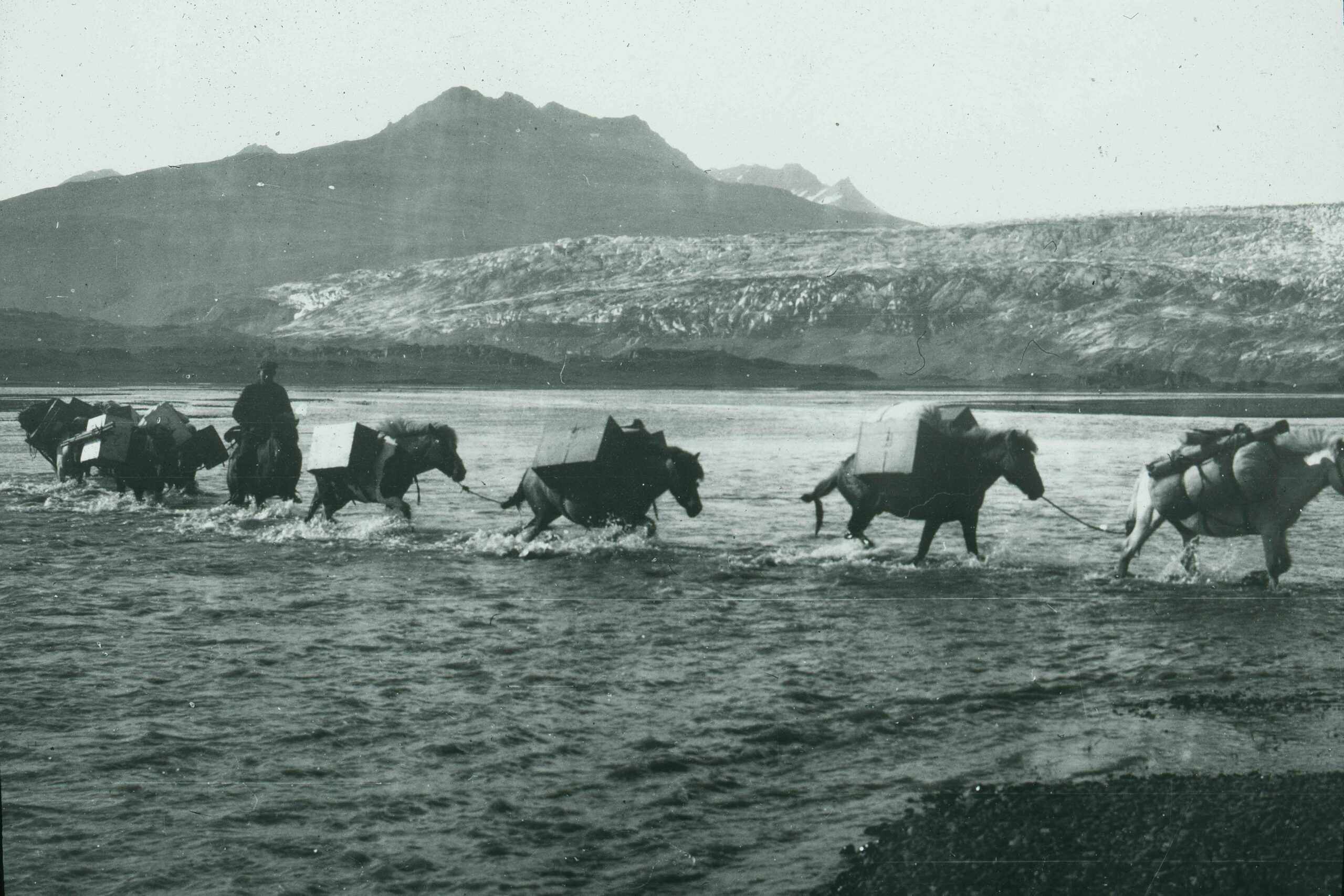 Fláajökull rond 1900 (links) en in 2023 vanaf de oever van de Holmsá bij Stóra-Sandsker. Bron 1900: Royal Danish Geographical Society, ES-212236.