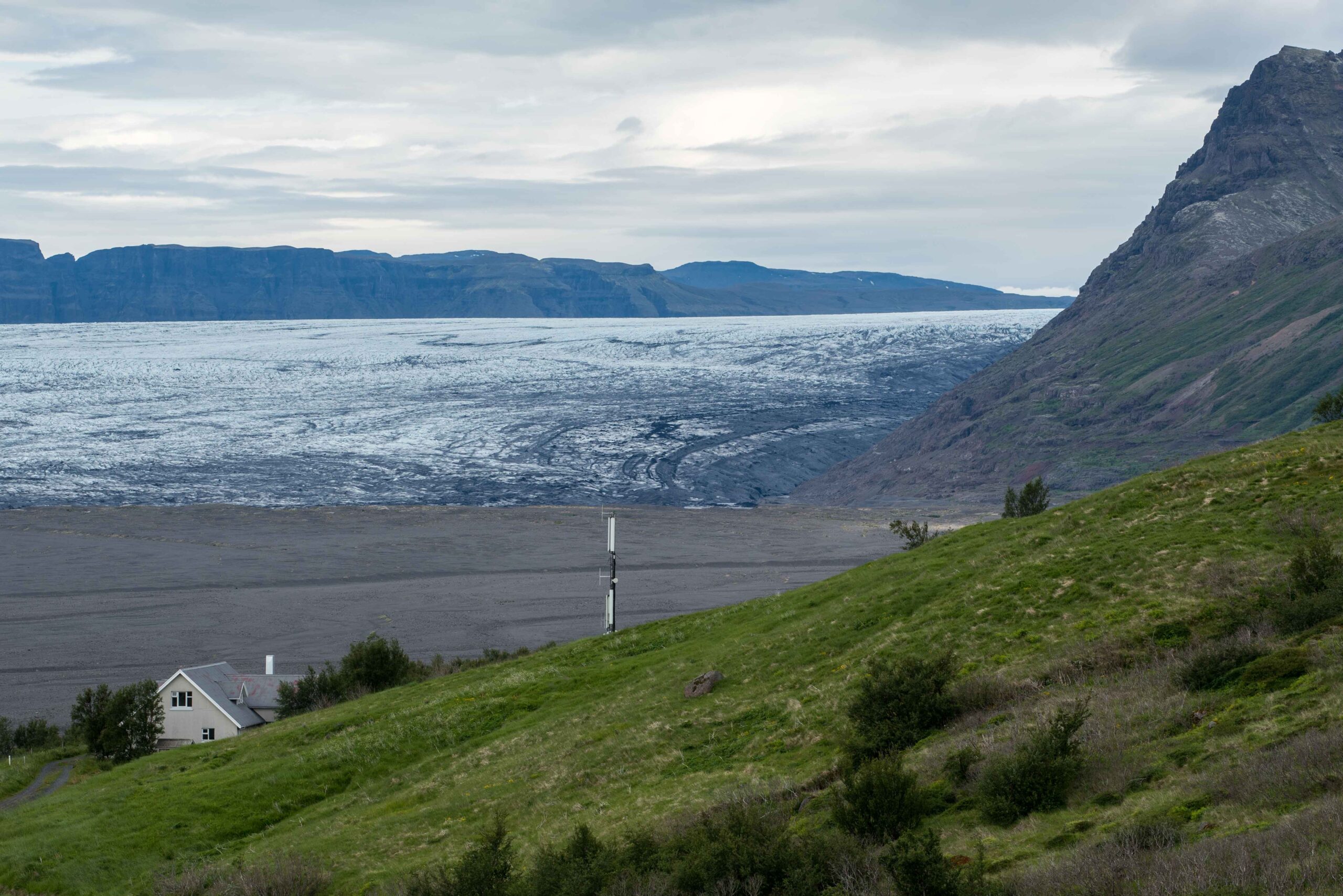Oostkant van de Skeiðarárjökull in 1974 (links) en 2023, gezien vanaf Vörðusker met Hæðir op de voorgrond. De gletsjer is veel dunner geworden. Bron 1974: Fotomuseum Reykjavik, foto INO 004 132 1-1.