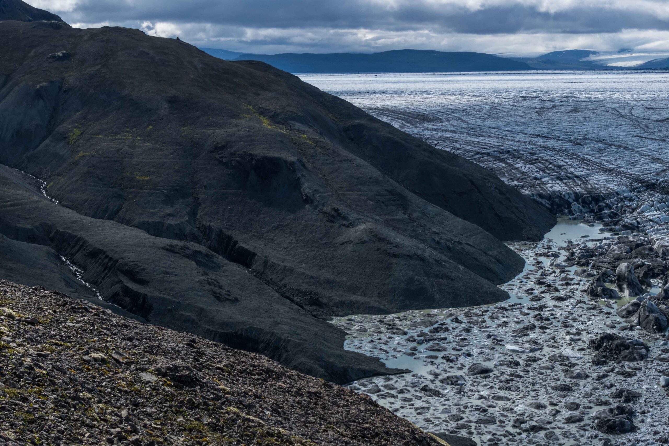 Horizontale strepen op de berg geven het vroegere waterpeil aan, juni 2023.