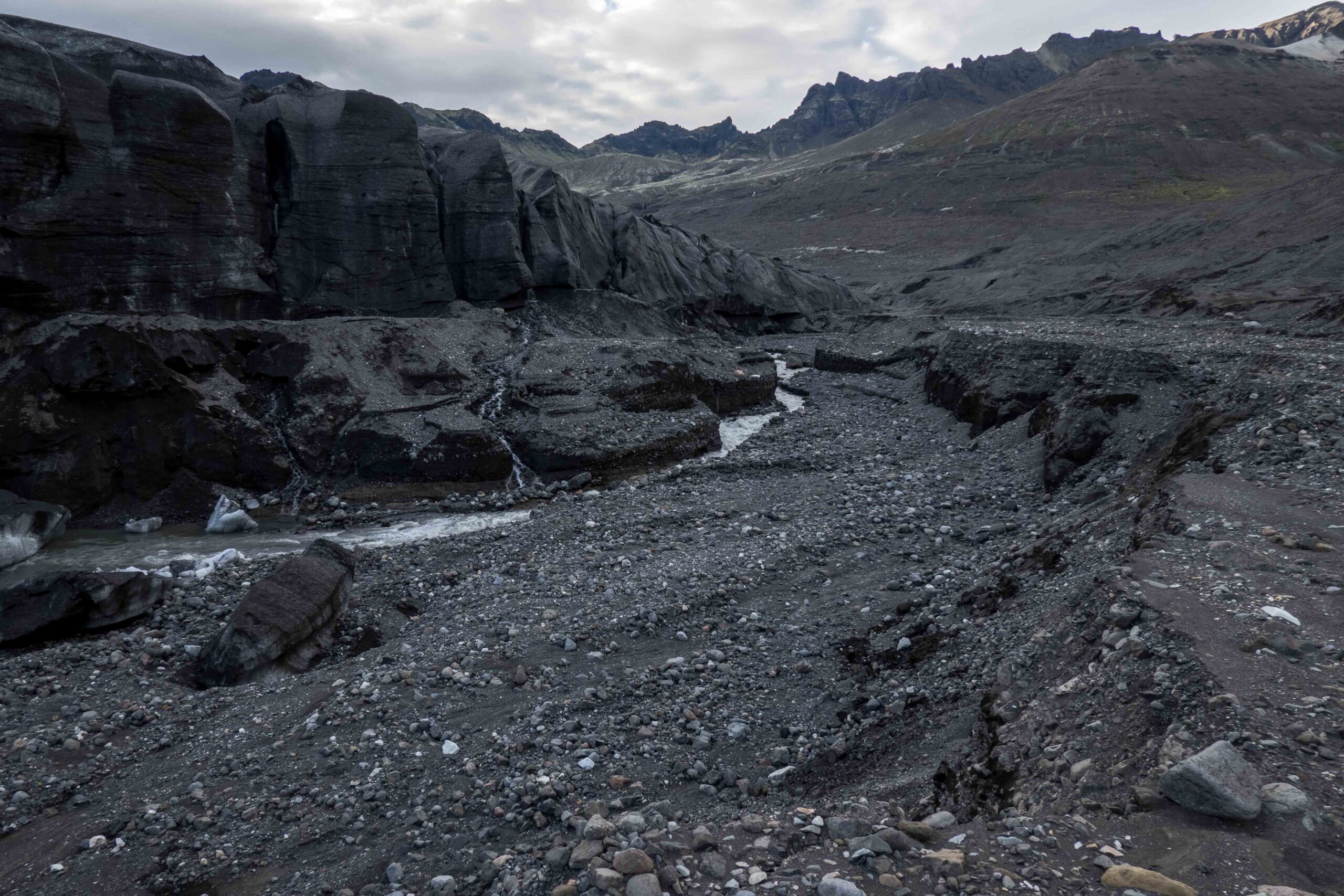 Locatie van het verdwenen meer ter hoogte van de Langagil, juni 2023. Links is de steile zwarte rand van de Skeiðarárjökull te zien die voorheen het water tegenhield. Hier stond voor het laatst water tijdens de jökulhlaup van Grímsvotn in december 2021.