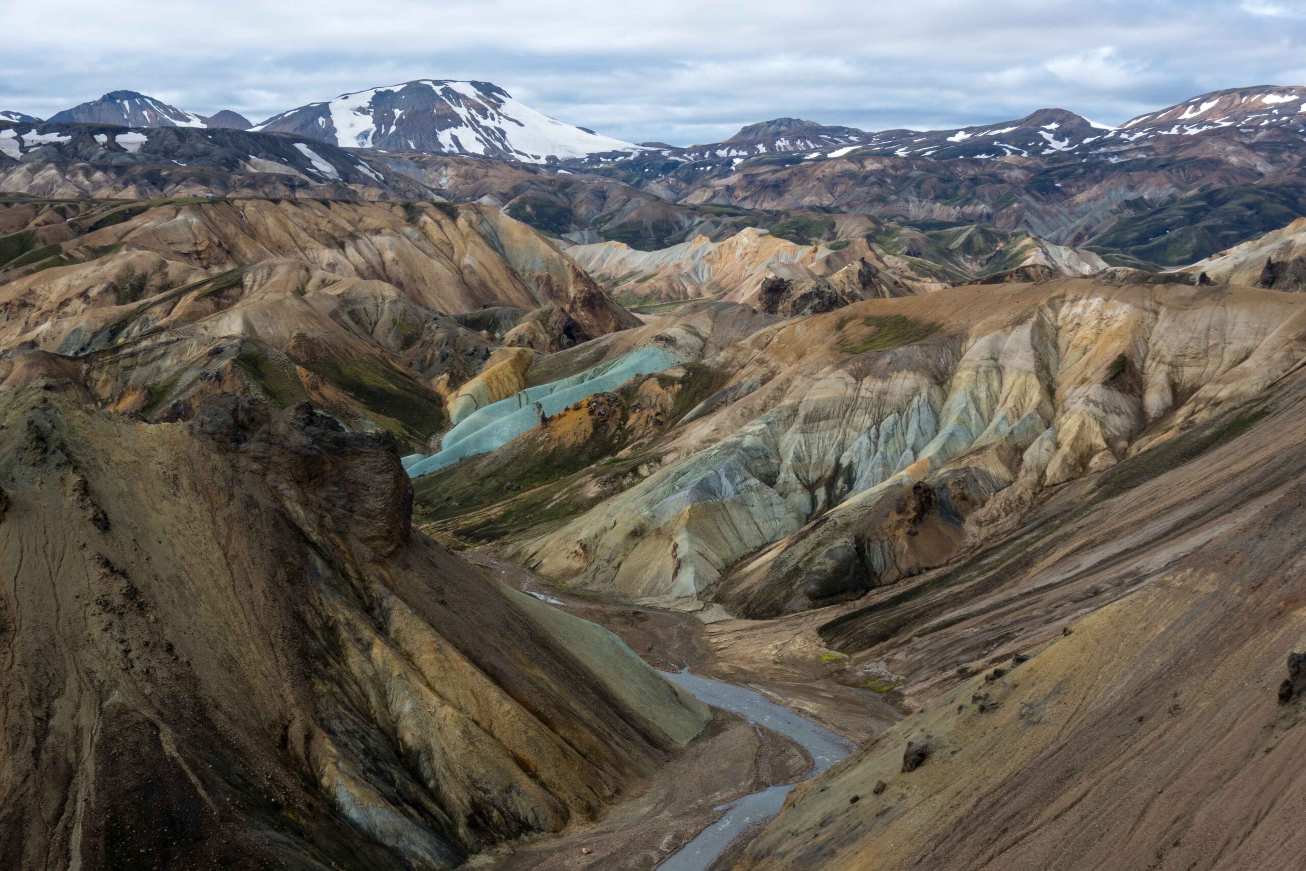 Sveinsgil en Grænihryggur (groene ruggen) met Kaldaklifsjökull op de achtergrond, juli 2023.