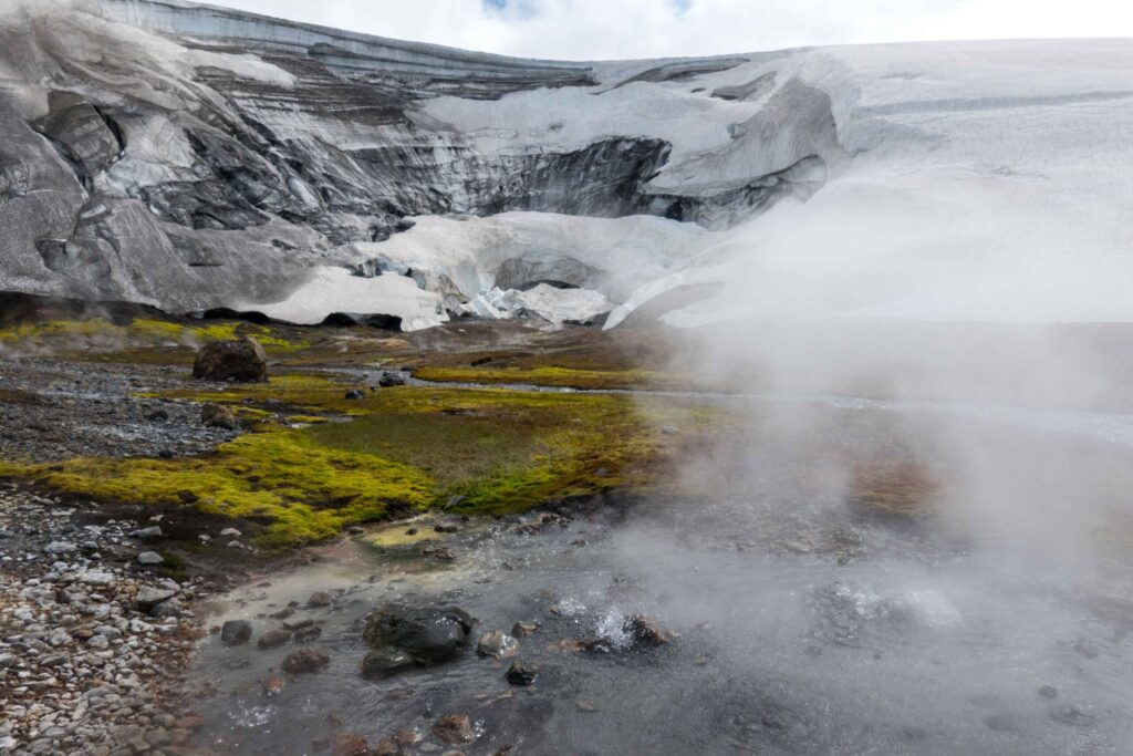 Hot spring next to a glacier on the western side of Hrafntinnusker, July 2023.