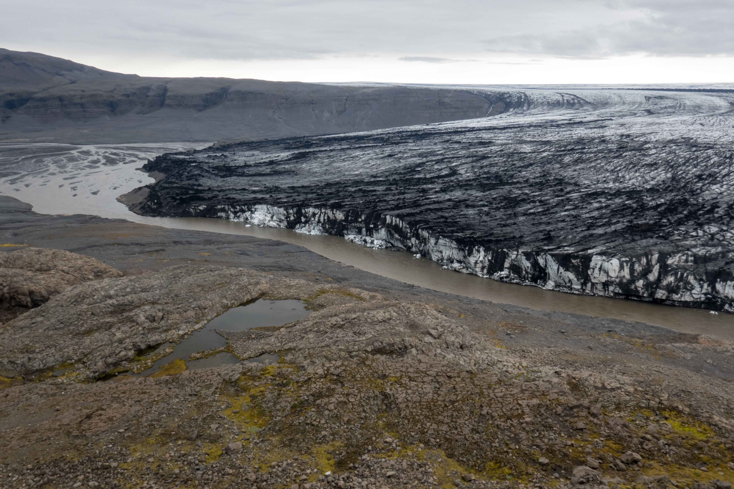 View over the 'ice dam' of Grænalón, August 2023.