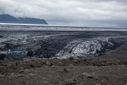 De Skeiðarárjökull ter hoogte van het Grænalon, augustus 2023. Op de voorgrond de morene uit ca. 1890, toen de gletsjer op z’n dikst was.