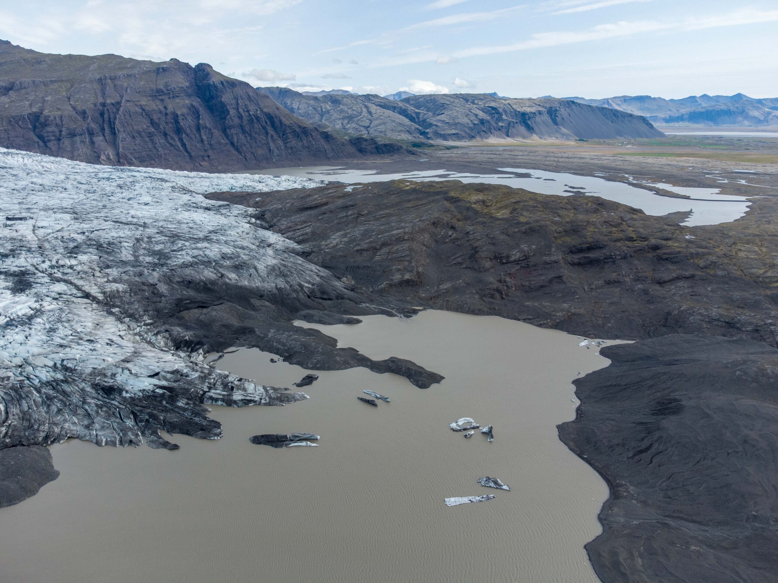 Jökulfell has appeared from Fláajökull, August 2023.