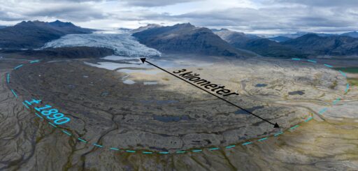 Fláajökull formed its outer moraine around 1890 and receded 3 km since then.