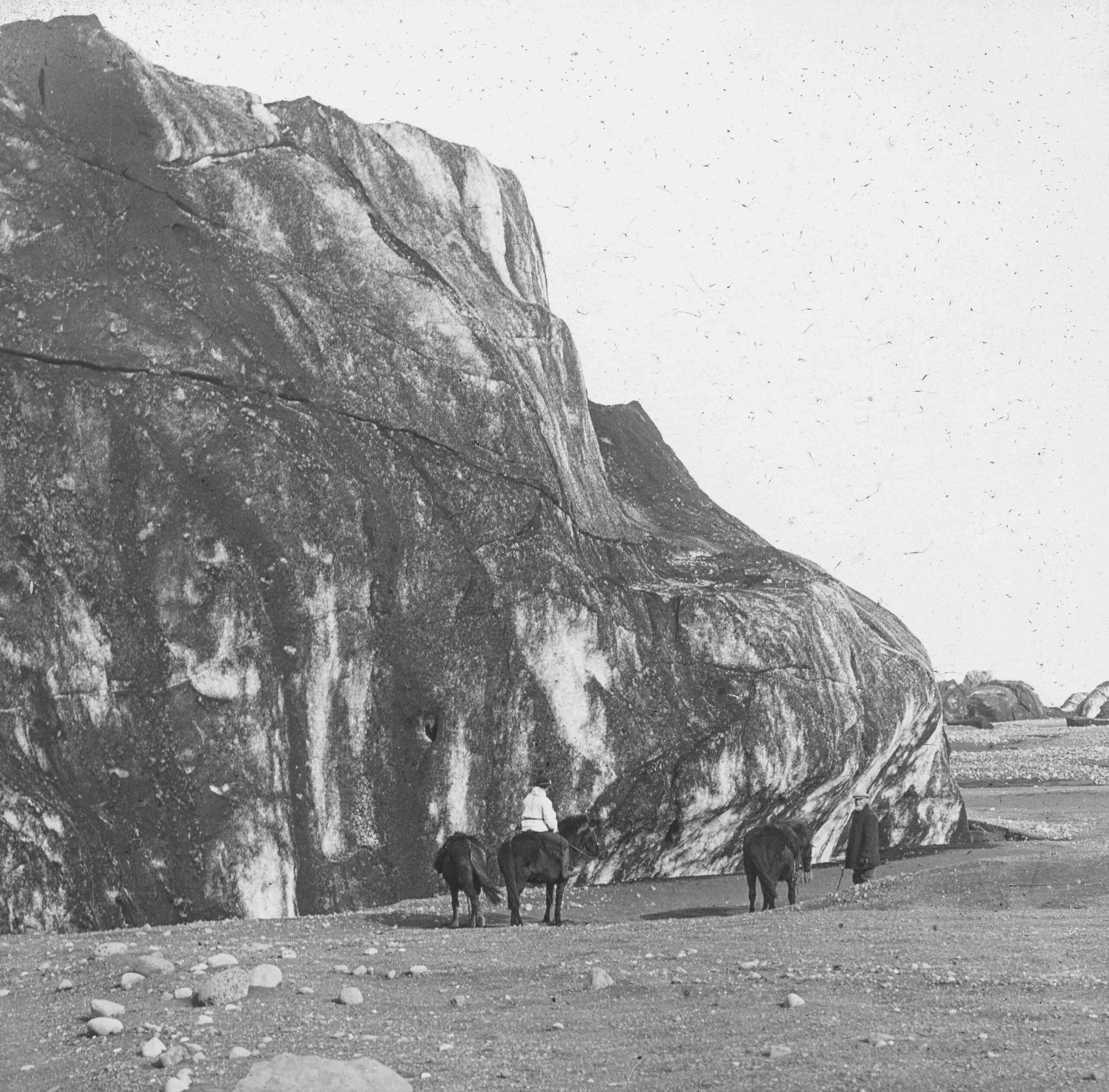 Gestrande ijsbergen op de Skeiðarársandur, mogelijk na de jökulhlaup van 1903. Bron: Nationaal Museum Denemarken, documentnummer ES-212484.