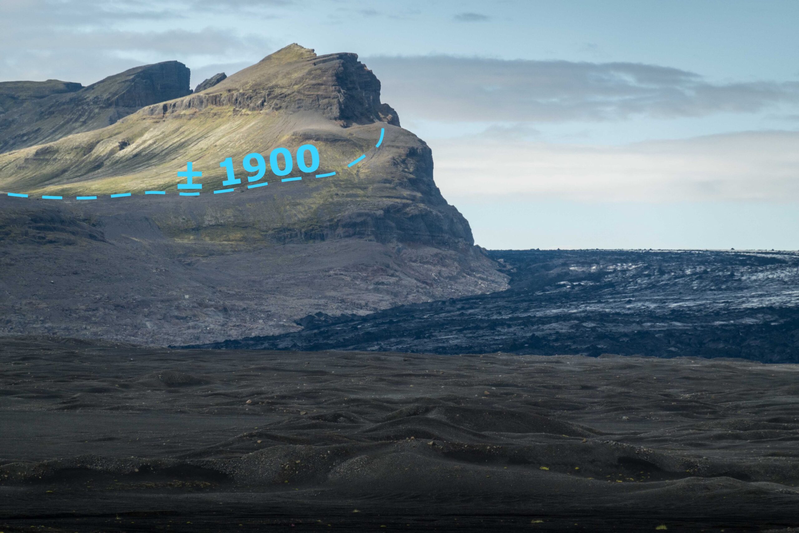 De westelijke rand van de Skeiðarárjökull anno 2023 met de maximale hoogte van de gletsjer honderd jaar geleden.