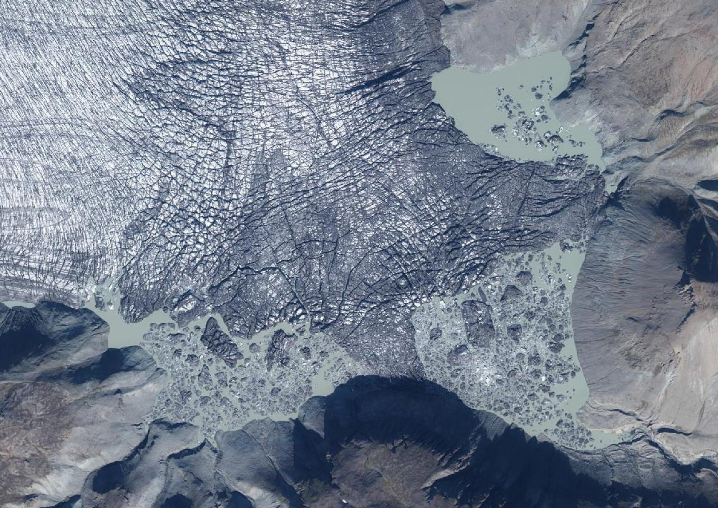 Nordurdalur in 1997 (links) en 2017 vanuit de lucht. Bron: Landmaelingar Íslands en Loftmyndir ehf.