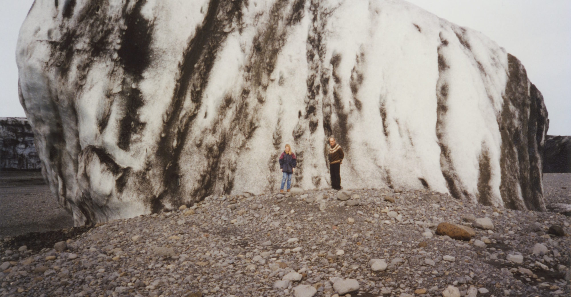 Na de jökulhlaup van 1996 trokken veel mensen naar de Skeiðarársandur om de enorme ijsbergen te zien. De personen staan op een hoogte en dus waarschijnlijk aan de achterkant. Bron: eldsveitir.is.
