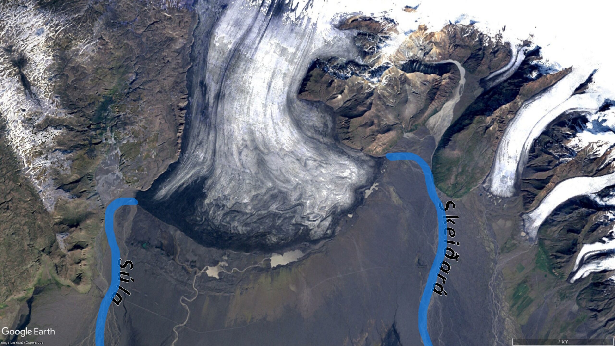 Skeiðarárjökull met zijn rivieren Skeiðará en Súla in 1985 (links) en 2020. Bron satellietbeelden: Google Earth.