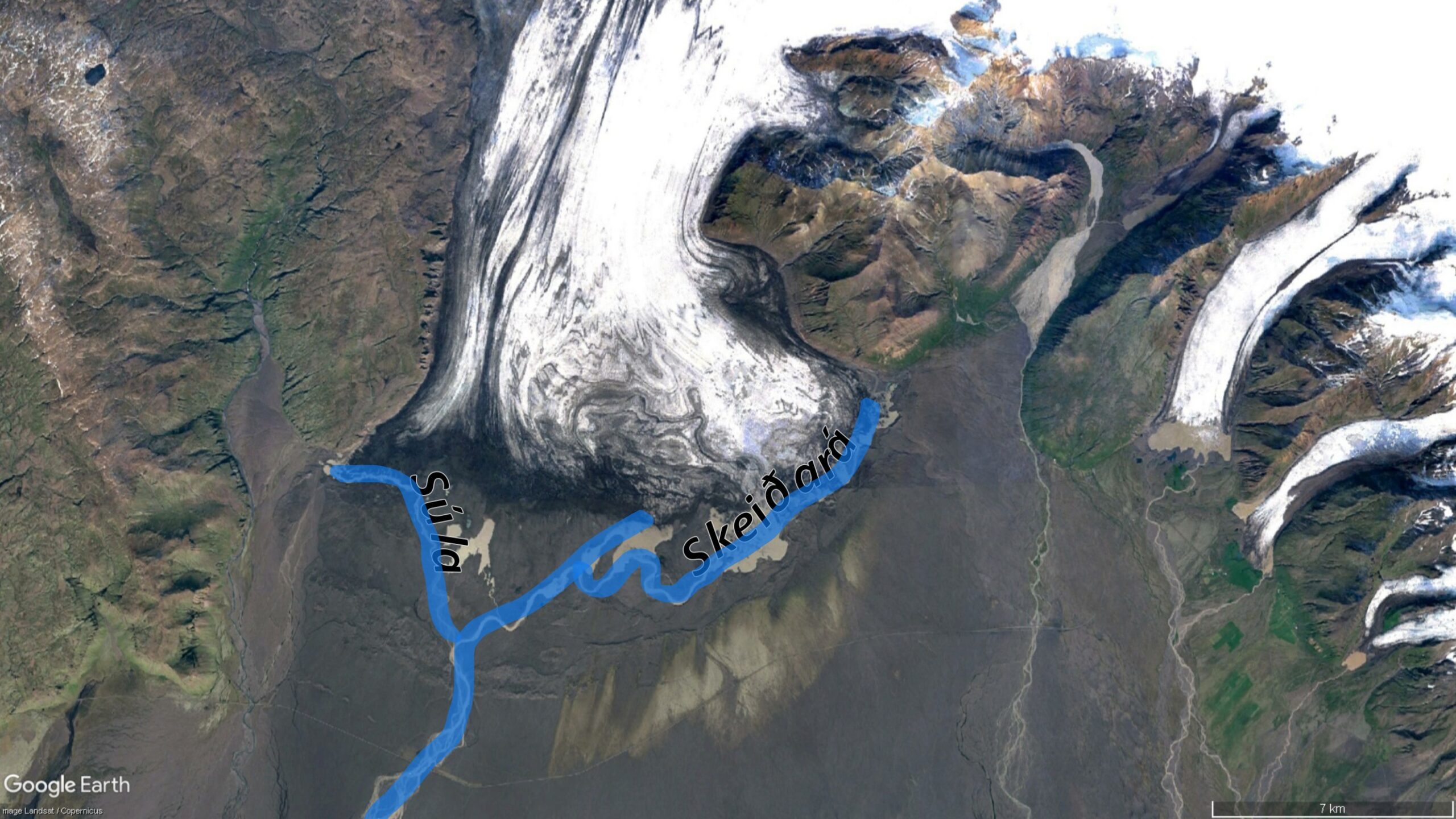 Skeiðarárjökull met zijn rivieren Skeiðará en Súla in 1985 (links) en 2020. Bron satellietbeelden: Google Earth.