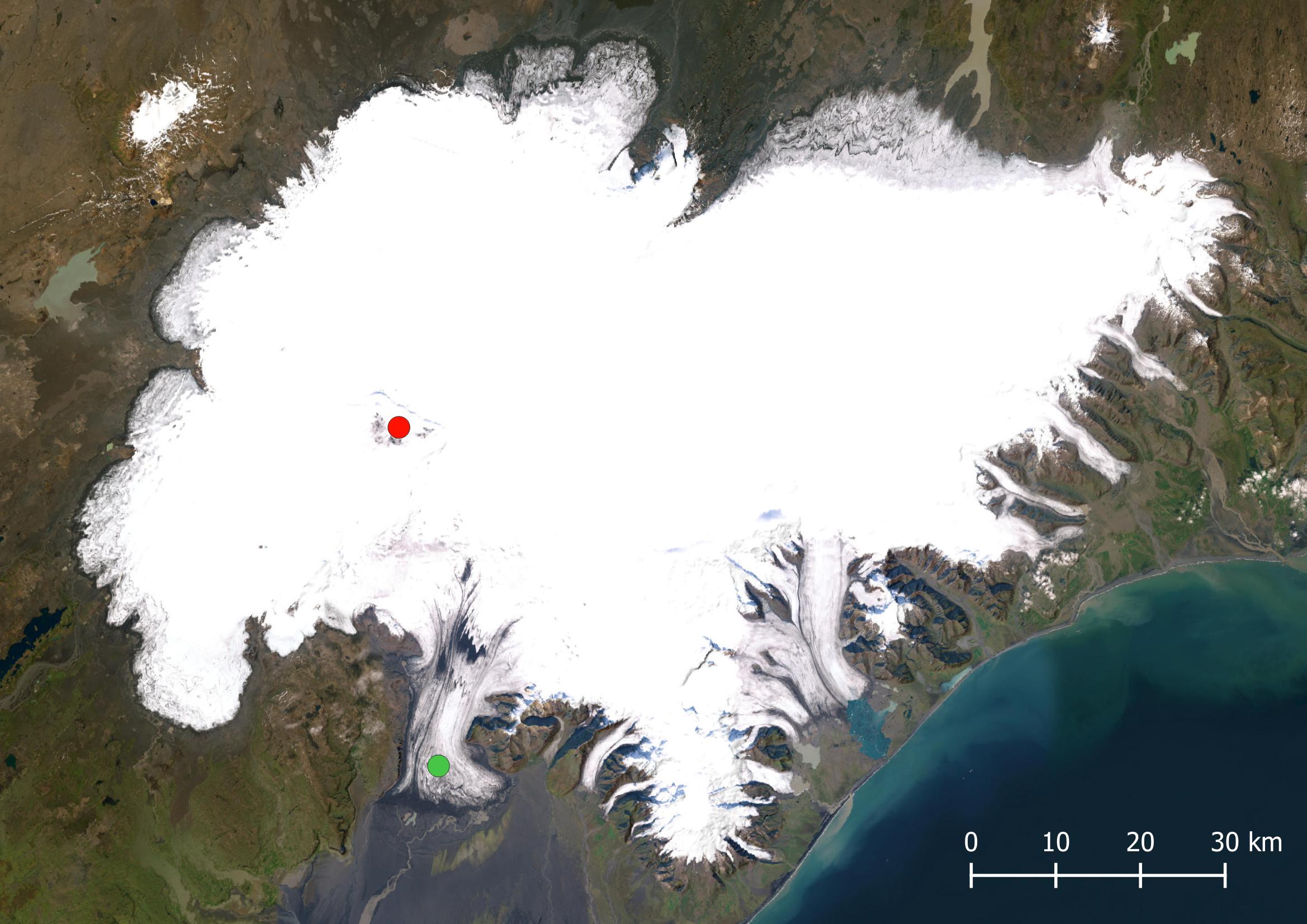 Satellietbeeld van Vatnajökull met de Skeiðarárjökull (groene stip) en Grímsvötn (rode stip). Bron: Earthstar Geographics via ESRI World Imagery.