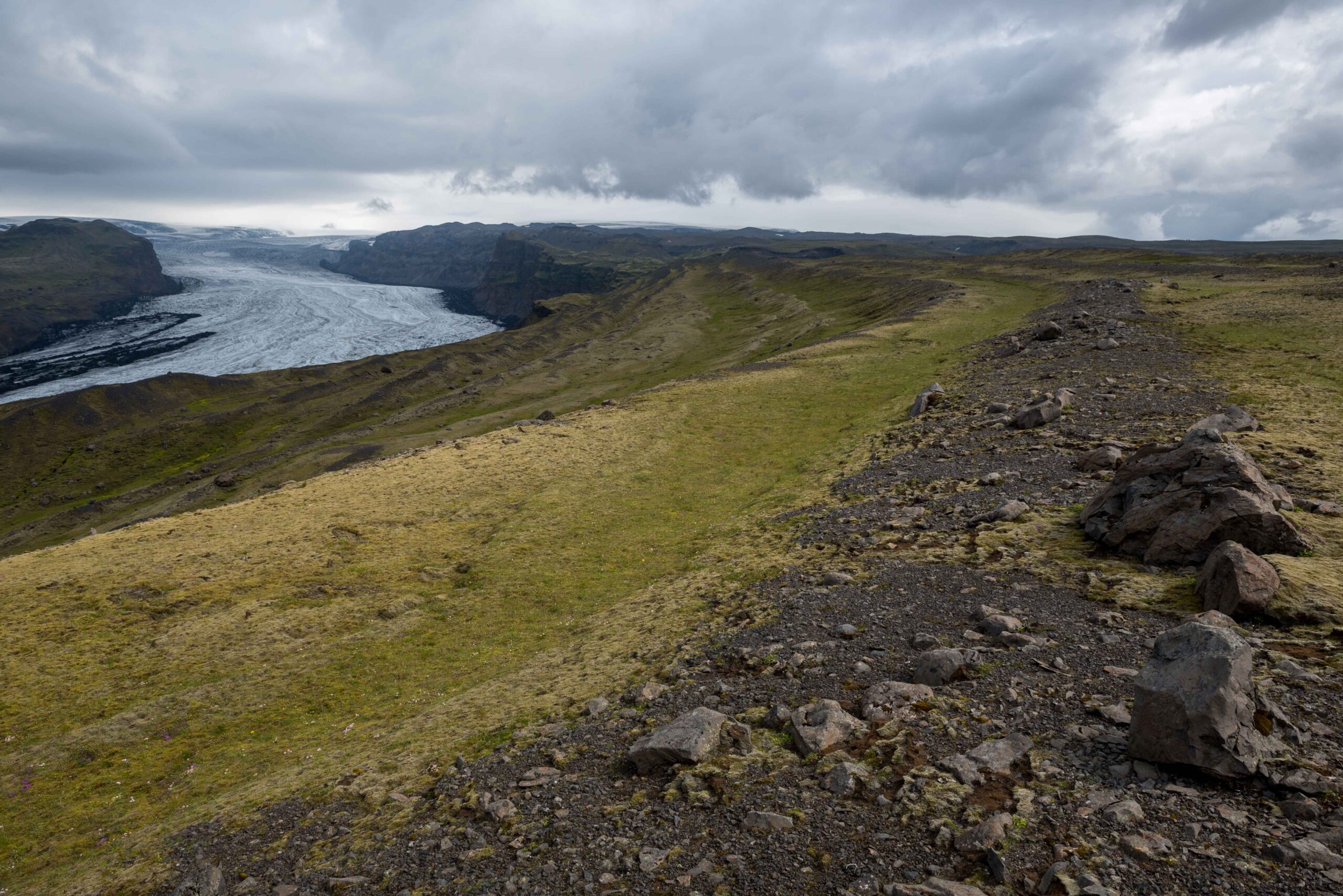 Zicht op de Sólheimajökull vanaf een grotendeels geërodeerde prehistorische morene, juli 2023.