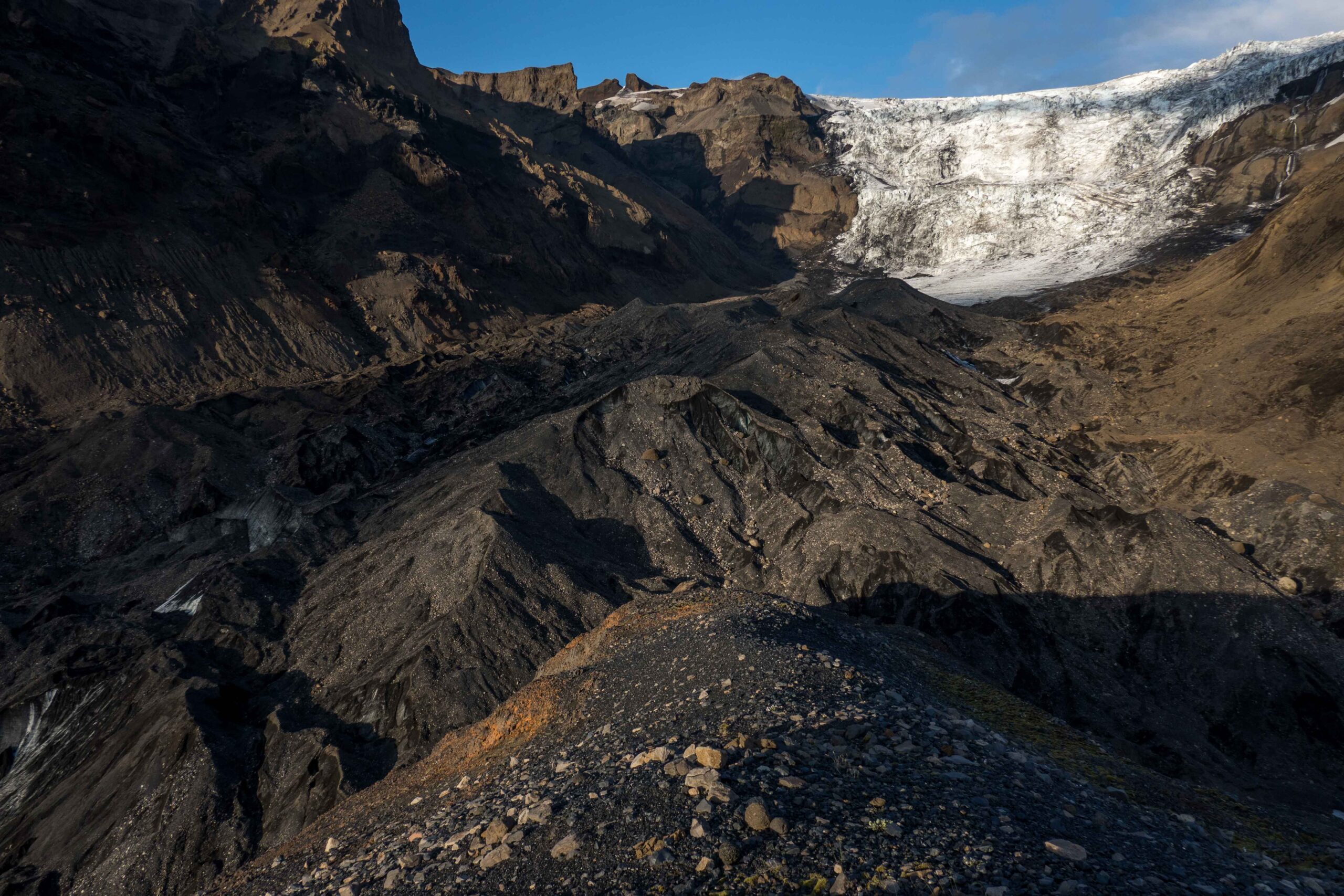 De tong van Krossárjökull onder een laag stenen, juli 2023.