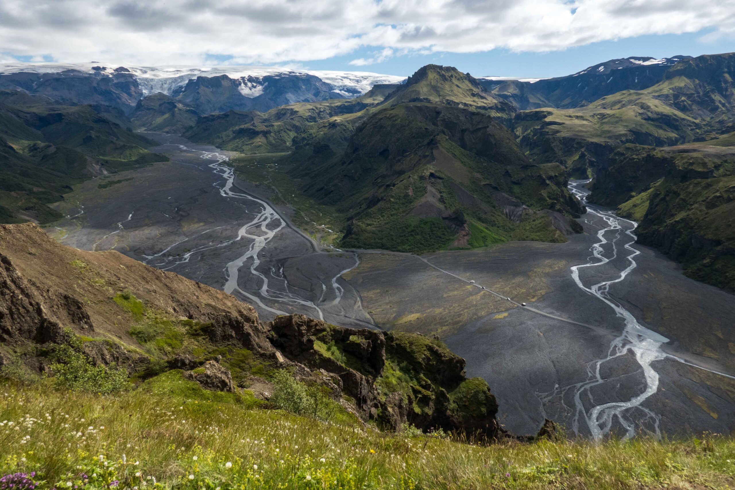 De rivieren de Krossá (links) en Hvanná vlechten door het dal, juli 2023. Op de achtergrond de westkant van de Mýrdalsjökull.