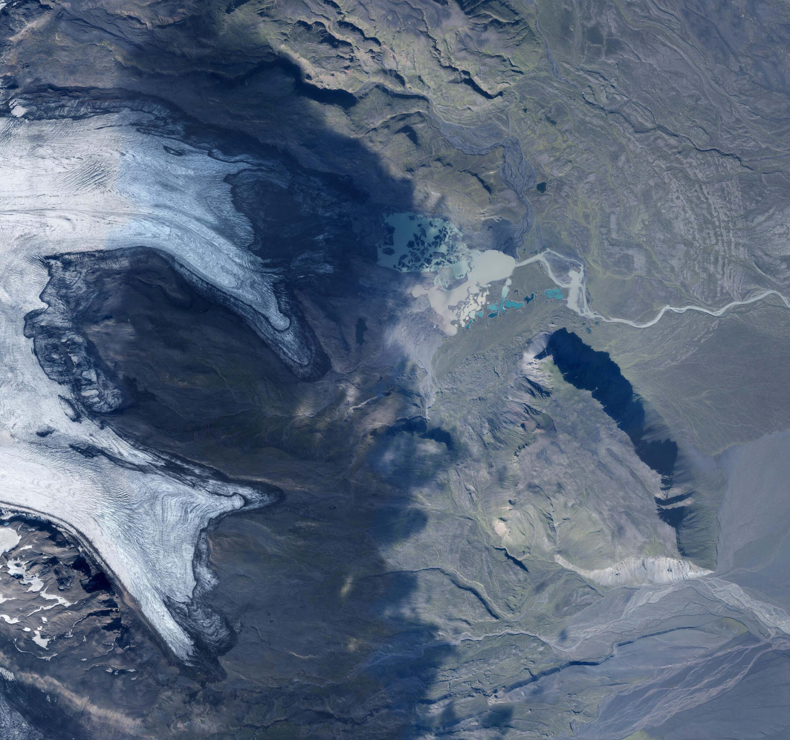 Sandfellsjökull in 1984 (links) en 2020. Rechts de Sandfell. Bron: Landmalingar Island en Loftmyndir ehf.