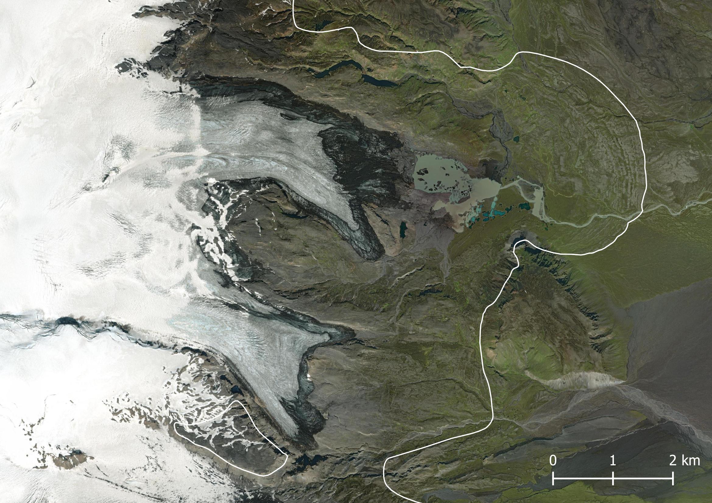 Satellietbeeld van Sandfellsjökull uit 2021. De witte lijn markeert z’n maximale omvang rond 1900.