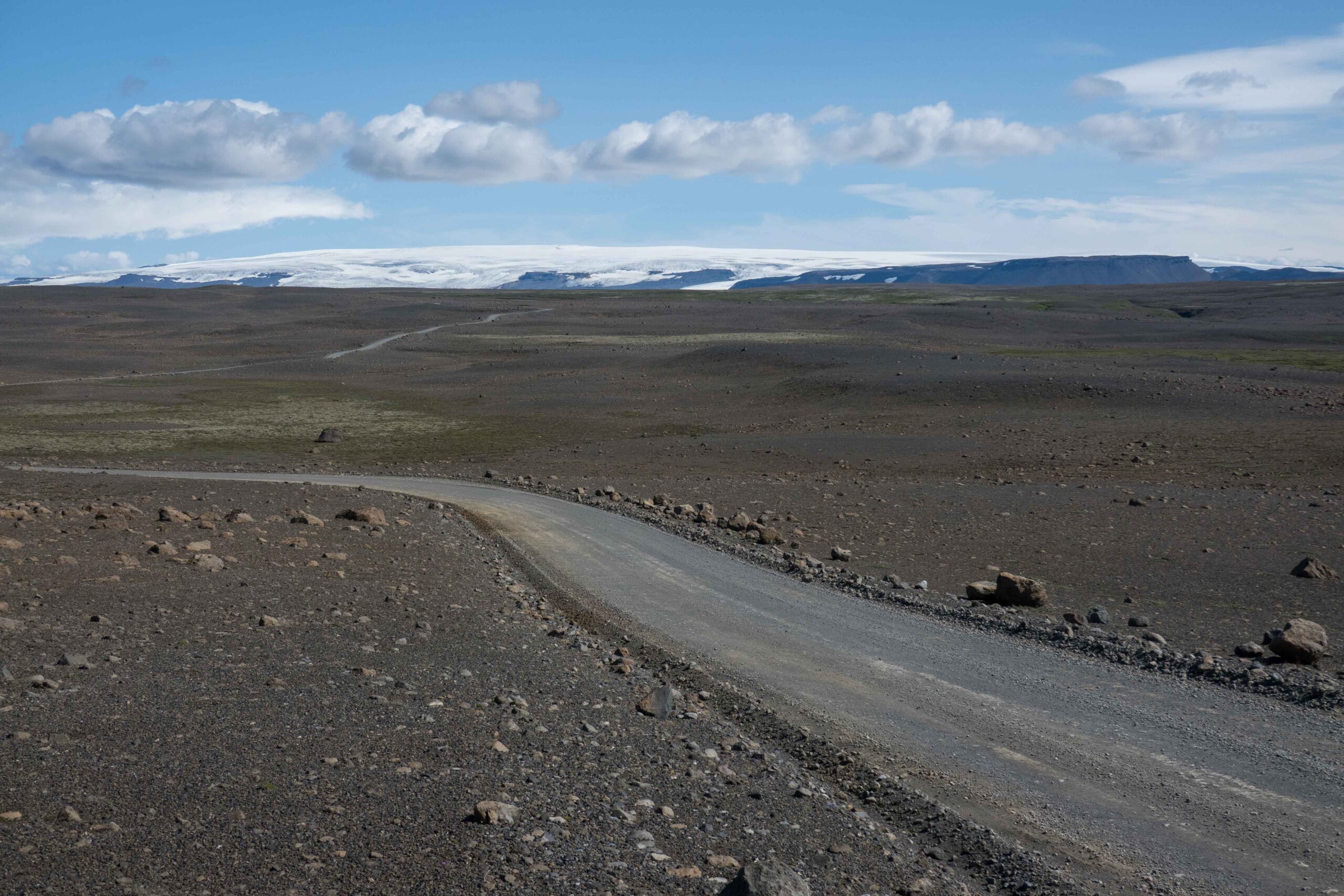 De F35 slingert door een kaal landschap met uitzicht op de Hofsjökull, juli 2023.