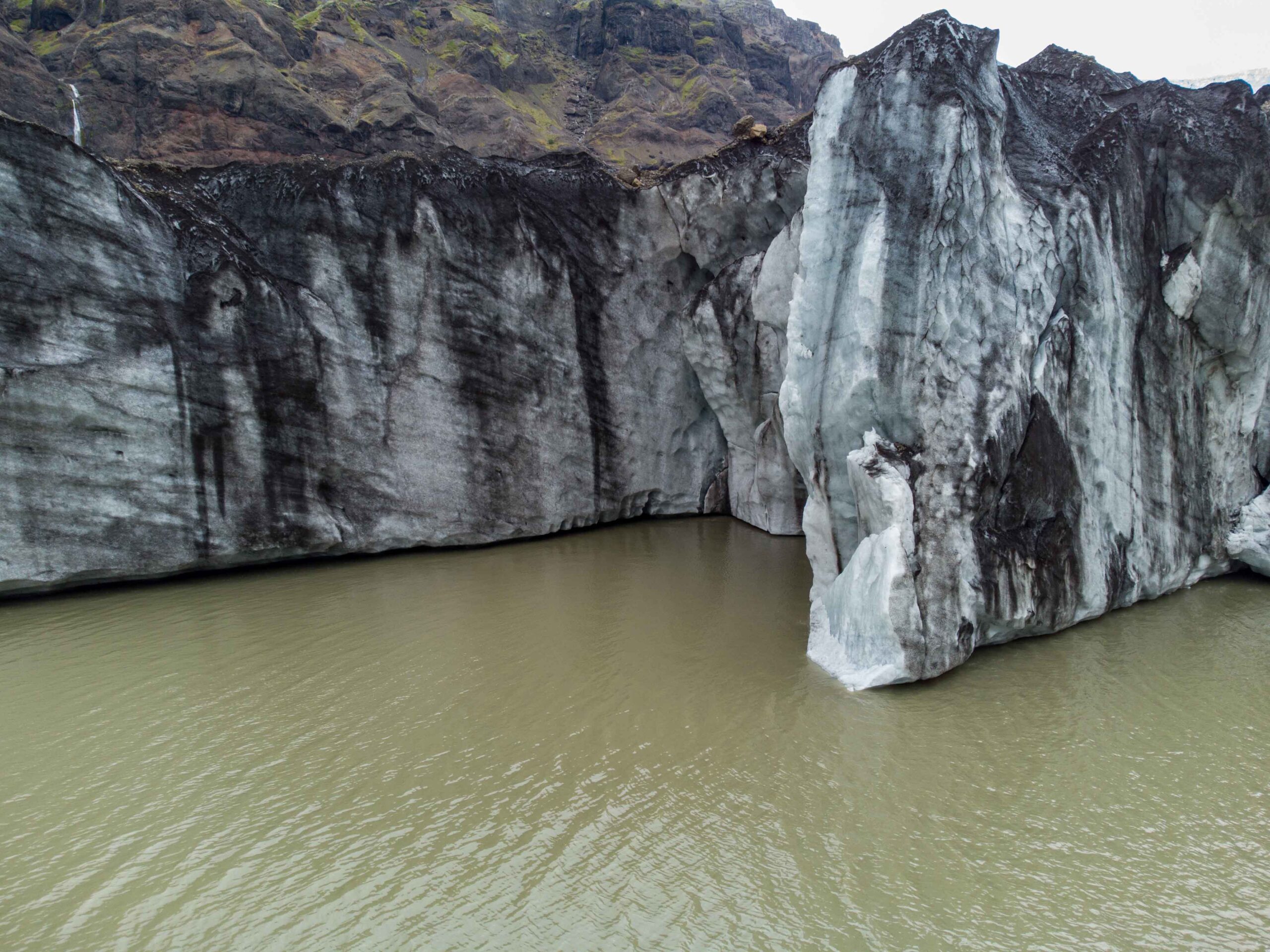 Luchtopname van de kalvende rand van de Morsárjökull, augustus 2023.