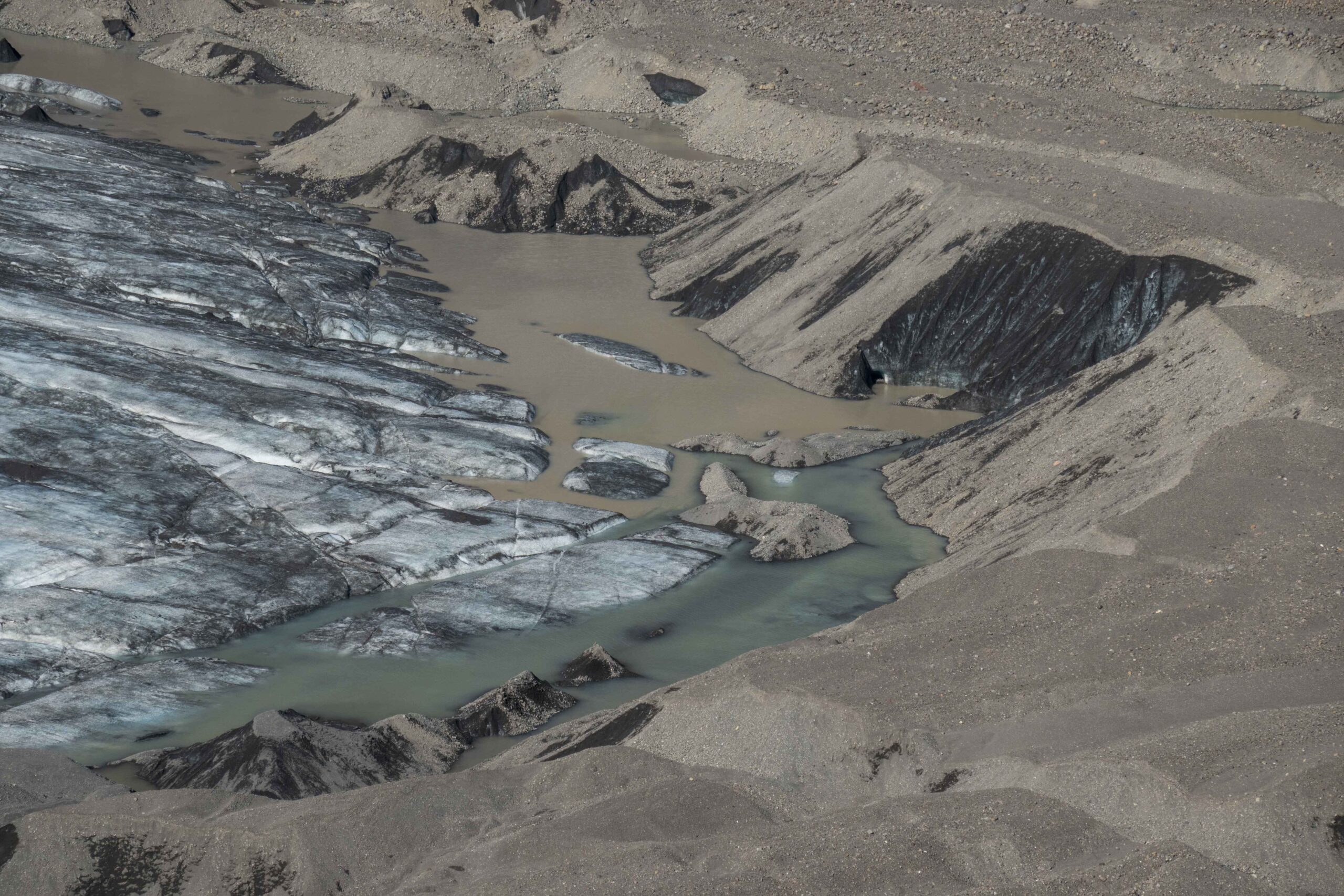 De tong van Lambatungnajökull ligt deels begraven onder sediment, augustus 2023.