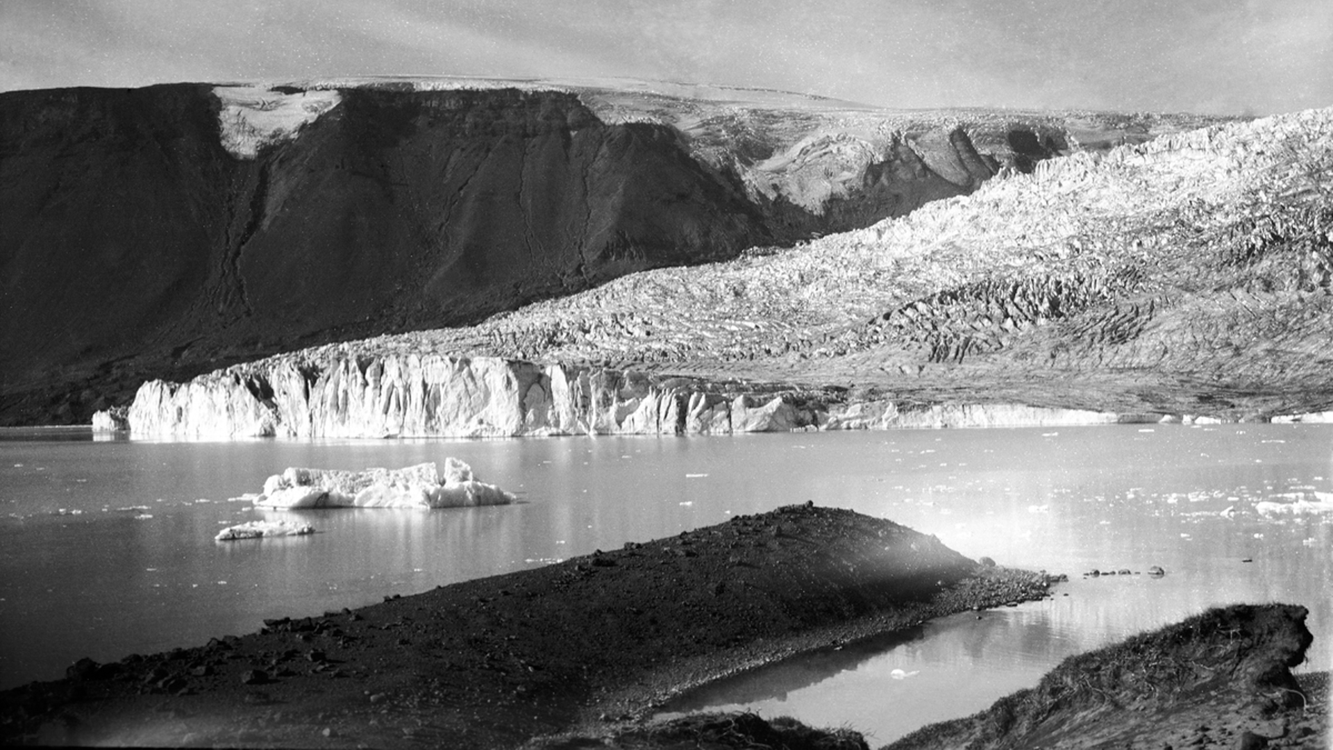 Norðurjökull in 1935 (links) en 2023. Bron 1935: Ólafur Magnússon (fotografiemuseum Reykjavik, ÓLM 1214).
