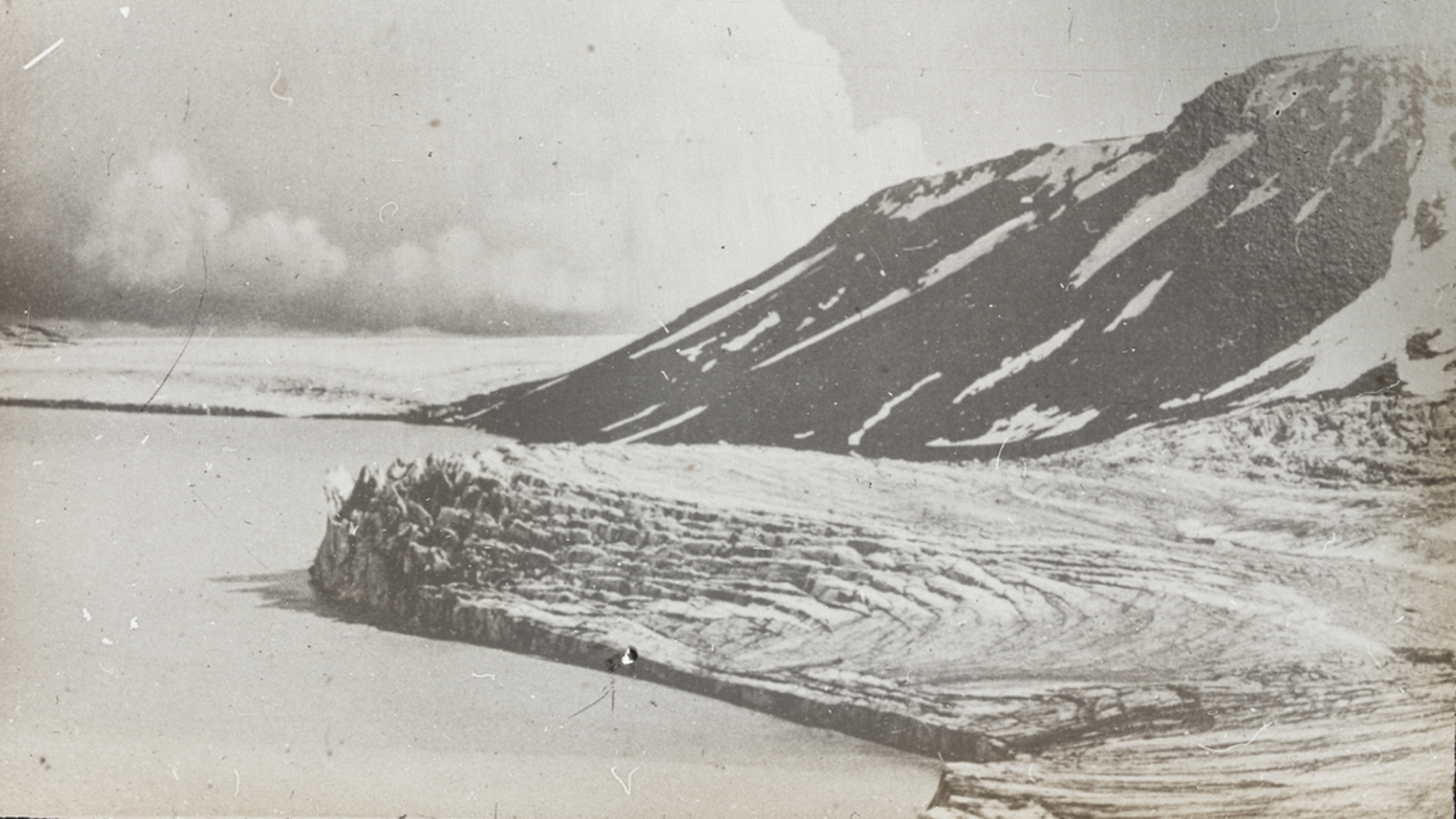 Hvítárvatn met Norðurjökull (voorgrond) en Suðurjökull in ca. 1935 (links) en 2023. Bron ca. 1935: islenskirjoklar.is en Nationaal Museum van IJsland foto Pk/2000-1 via sarpur.is.