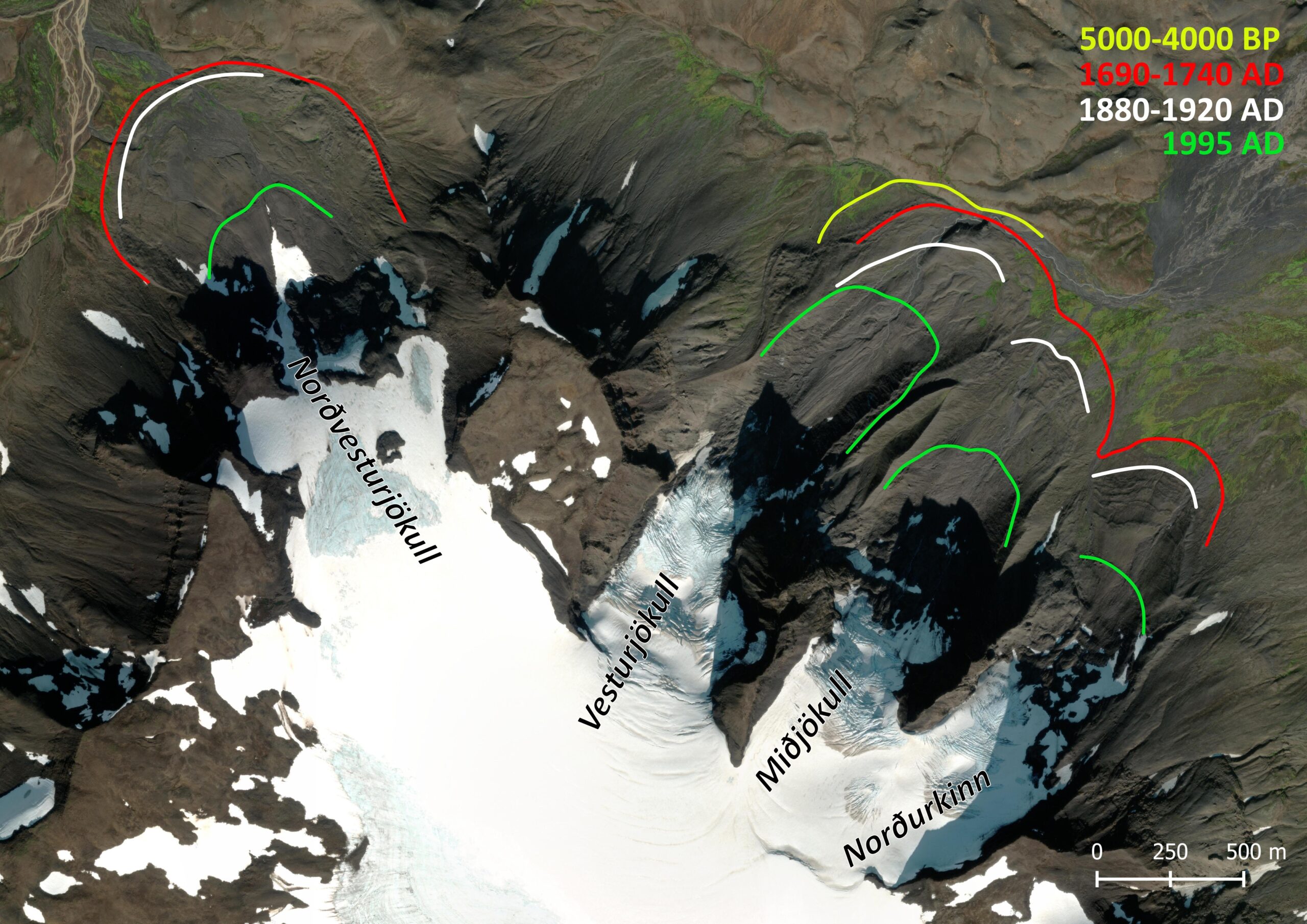 Satellietbeeld van de Regnbuðajökull (2022) en de historische omvang van de gletsjers op basis van Kirkbride en Dugmore (2006).